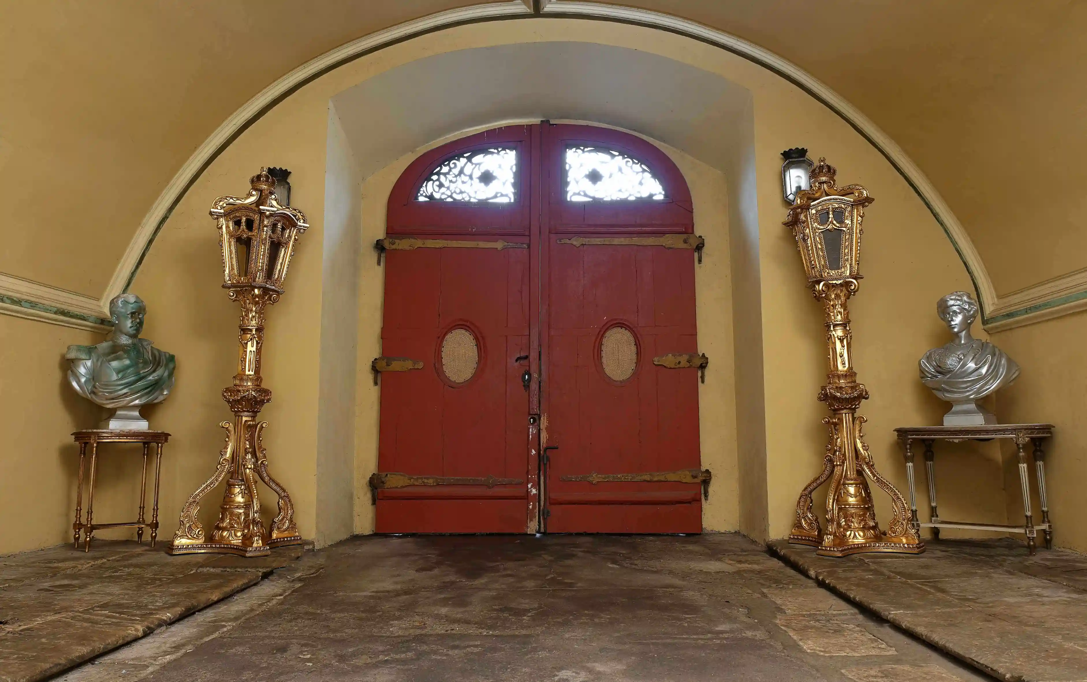 Obří párové zlaté lucerny na vyřezávaných nohách