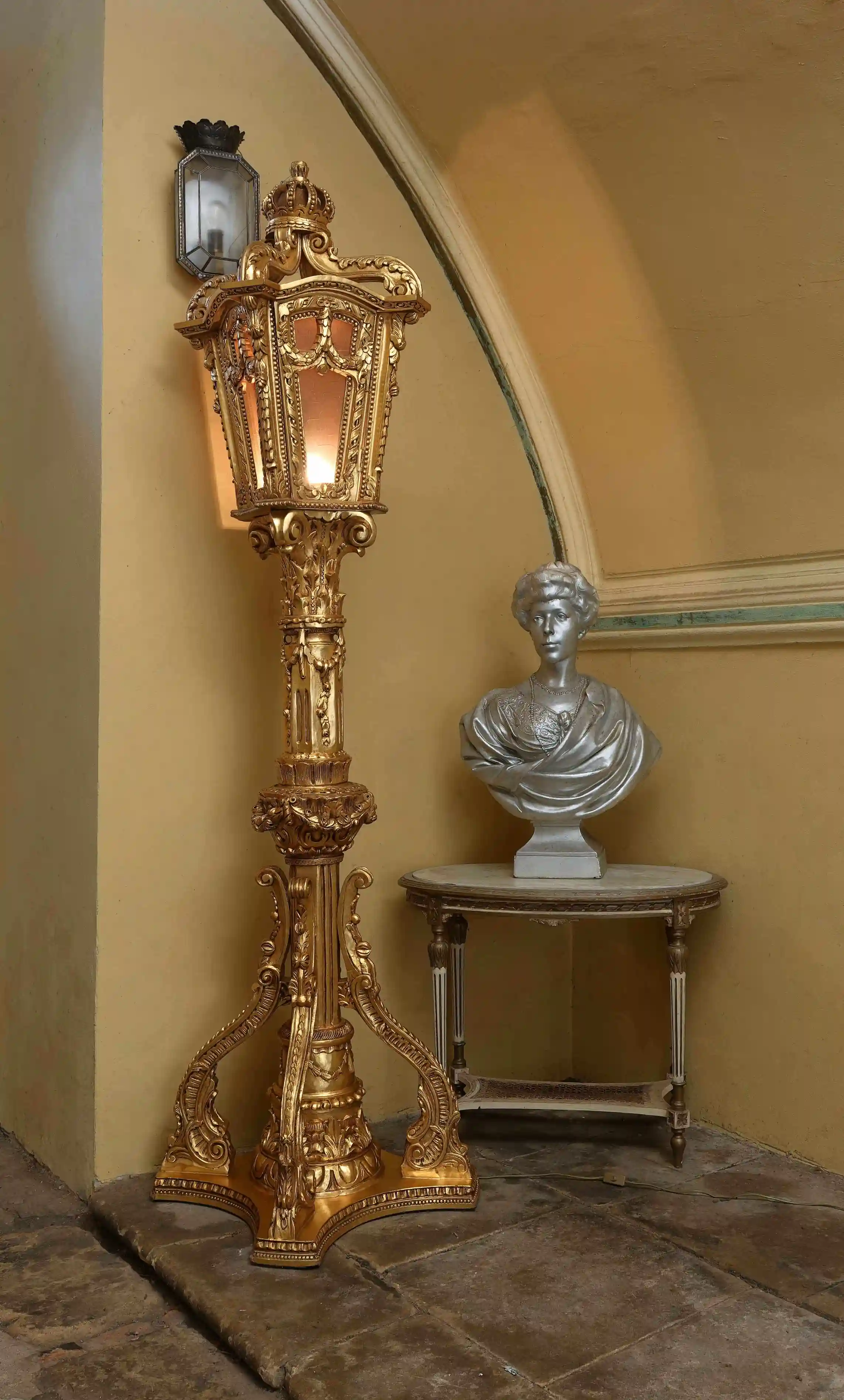 Obří párové zlaté lucerny na vyřezávaných nohách