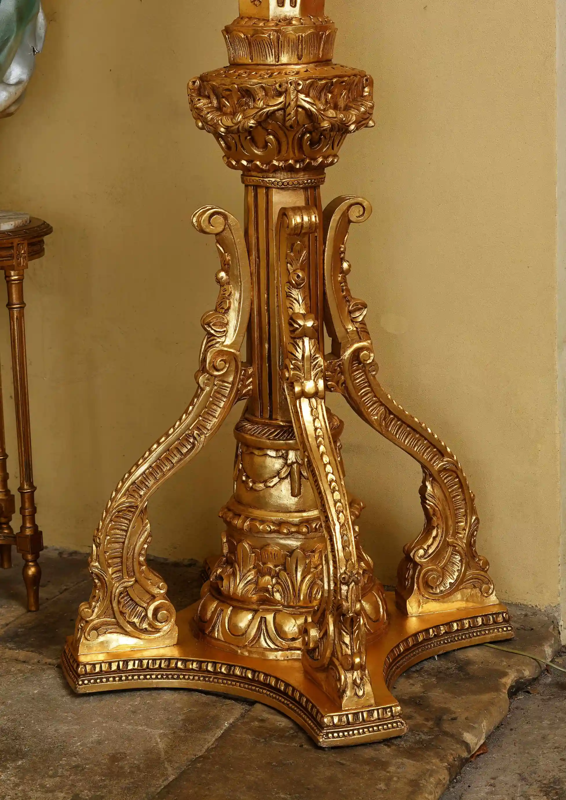 Obří párové zlaté lucerny na vyřezávaných nohách