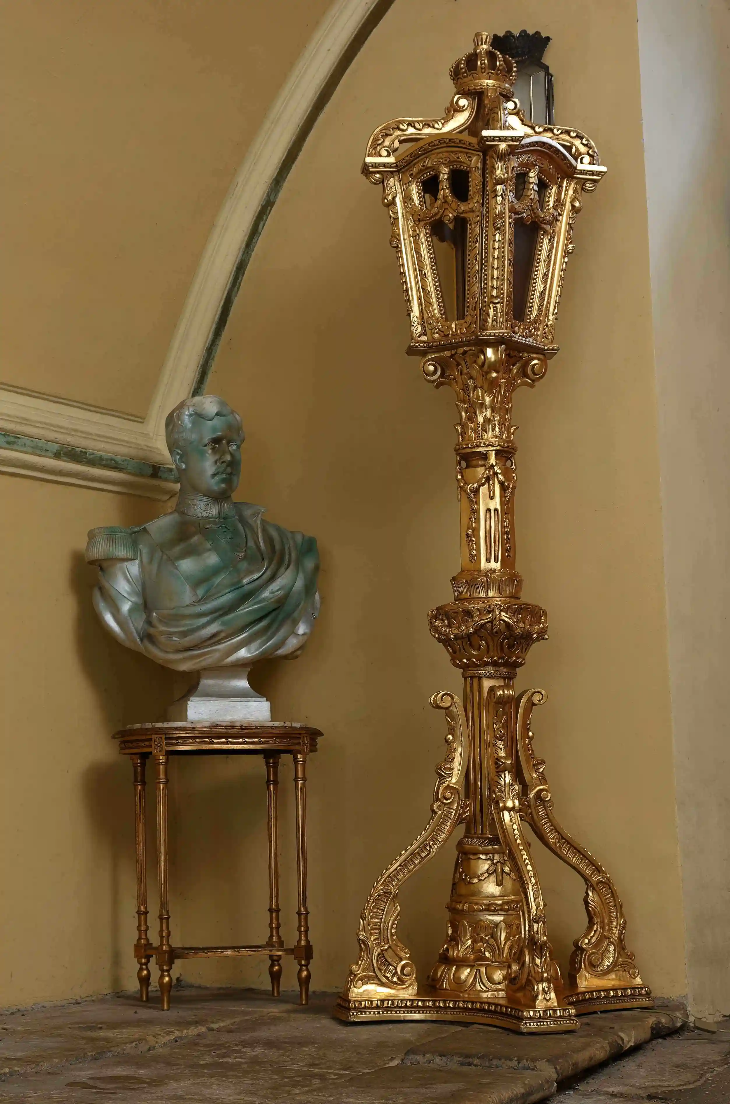 Obří párové zlaté lucerny na vyřezávaných nohách