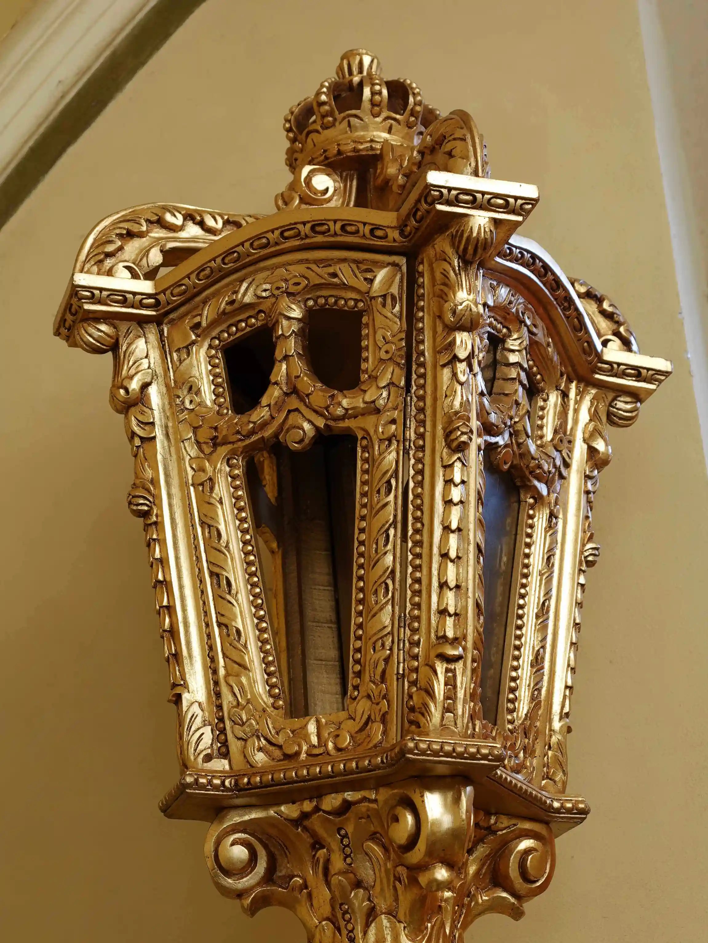 Obří párové zlaté lucerny na vyřezávaných nohách