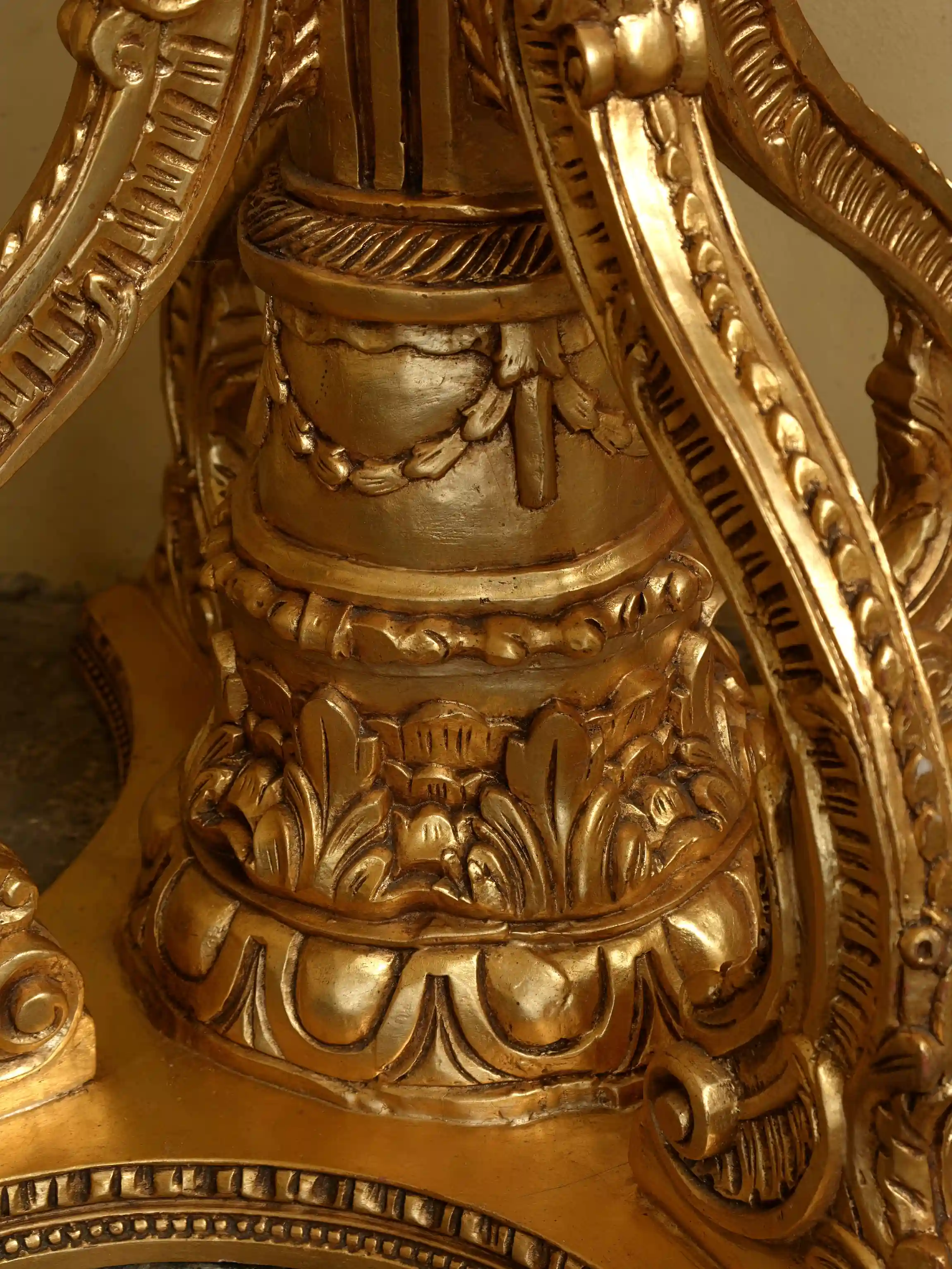 Obří párové zlaté lucerny na vyřezávaných nohách