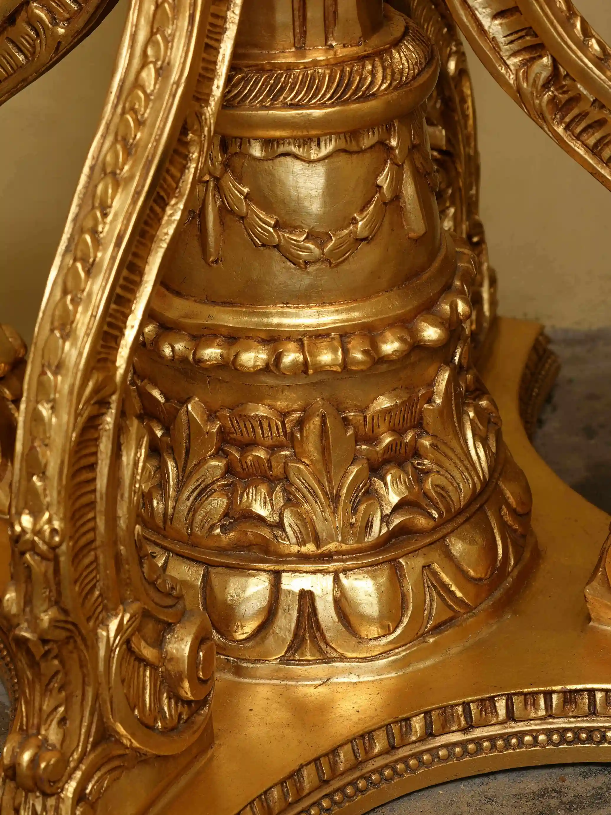 Obří párové zlaté lucerny na vyřezávaných nohách