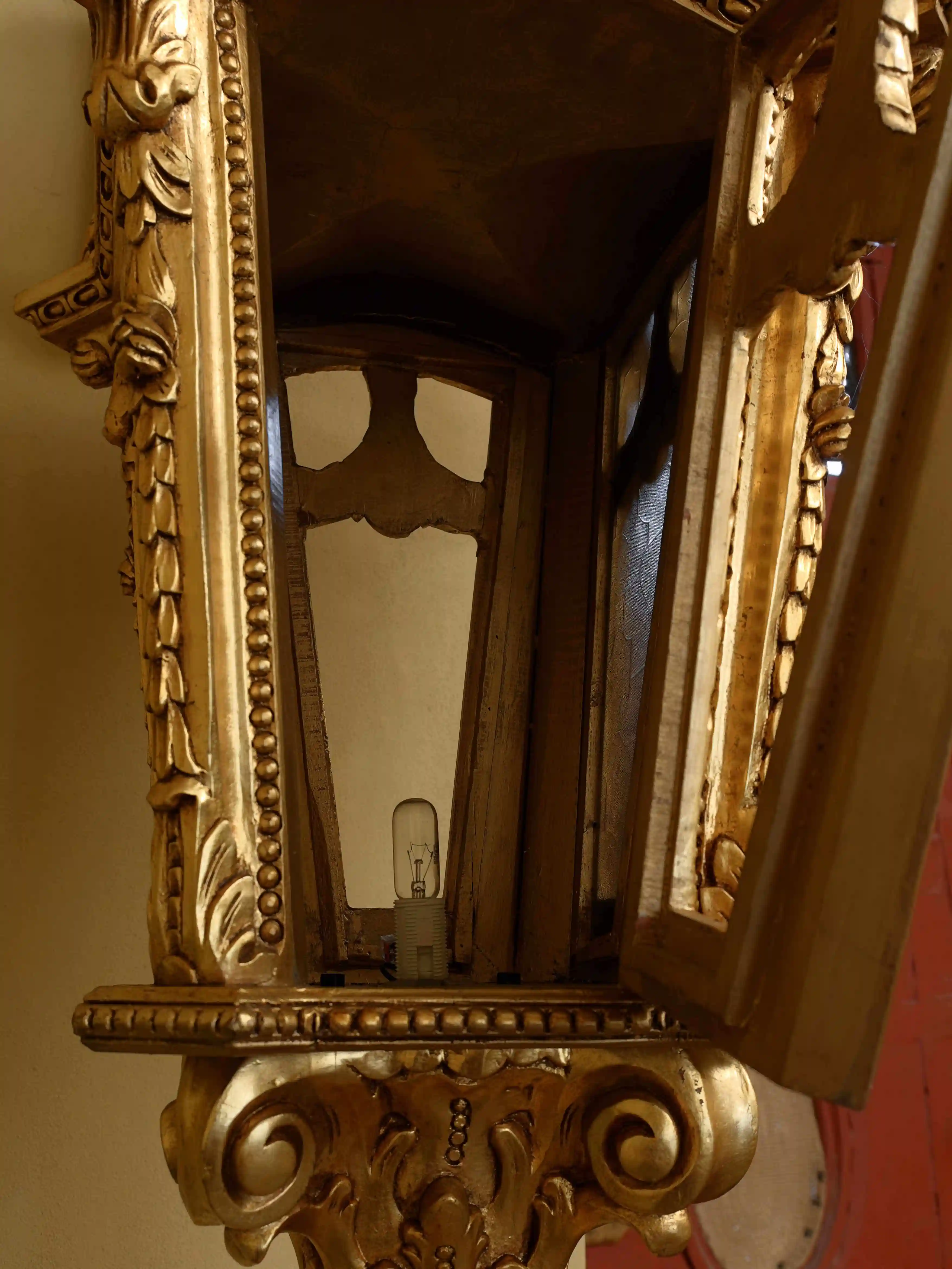 Obří párové zlaté lucerny na vyřezávaných nohách