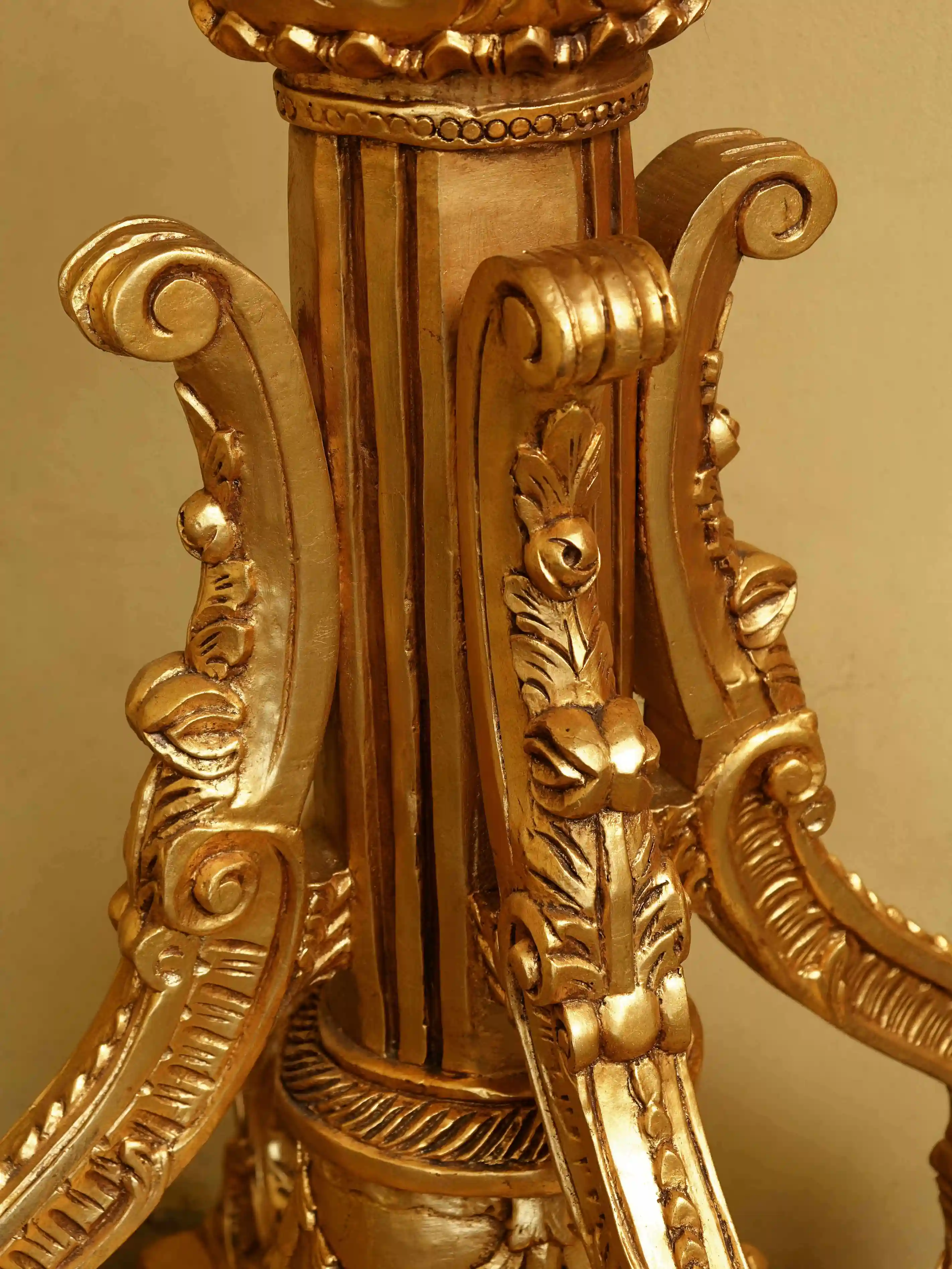 Obří párové zlaté lucerny na vyřezávaných nohách