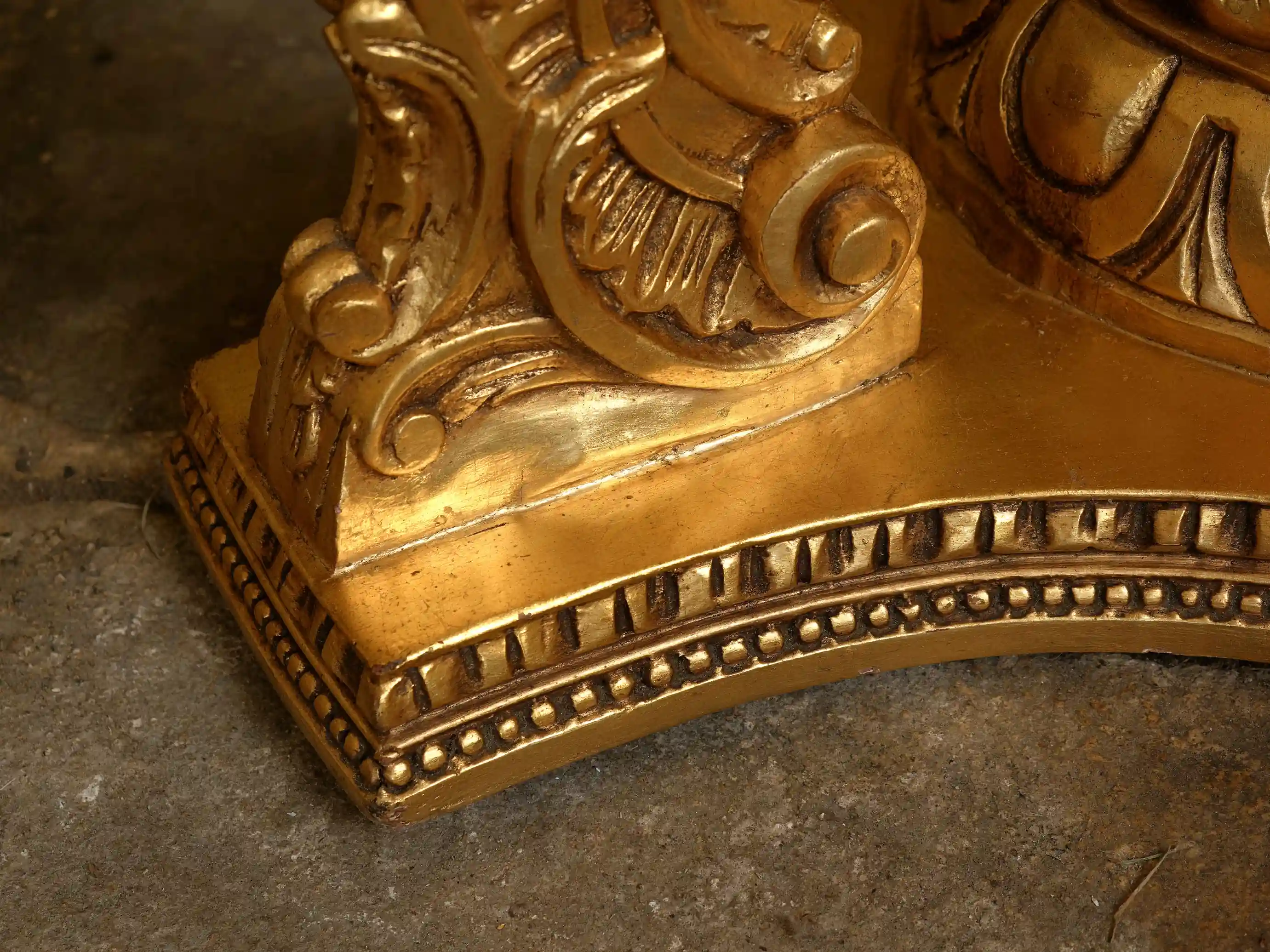 Obří párové zlaté lucerny na vyřezávaných nohách