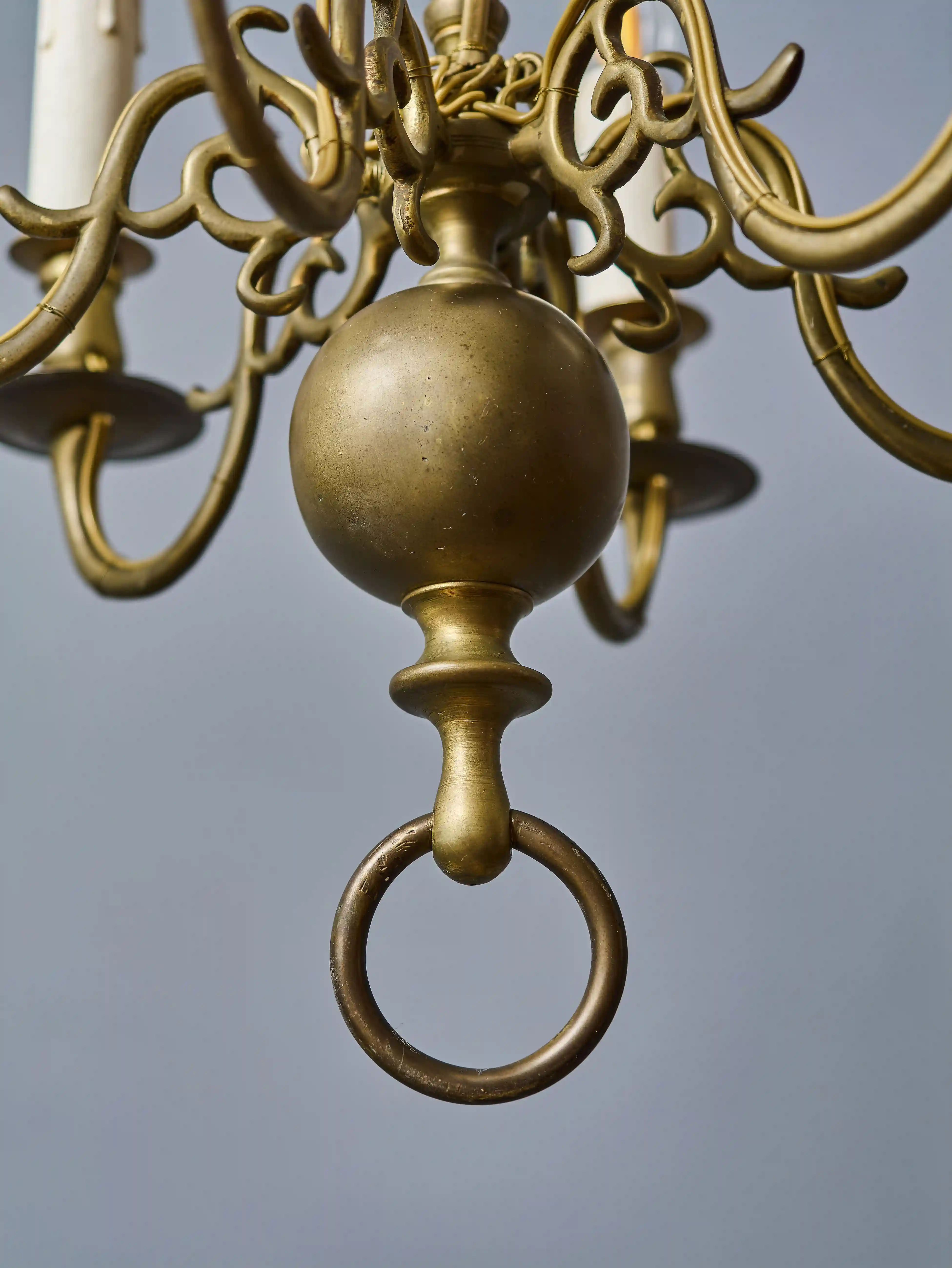 Starožitný šestiramenný bronzový lustr 