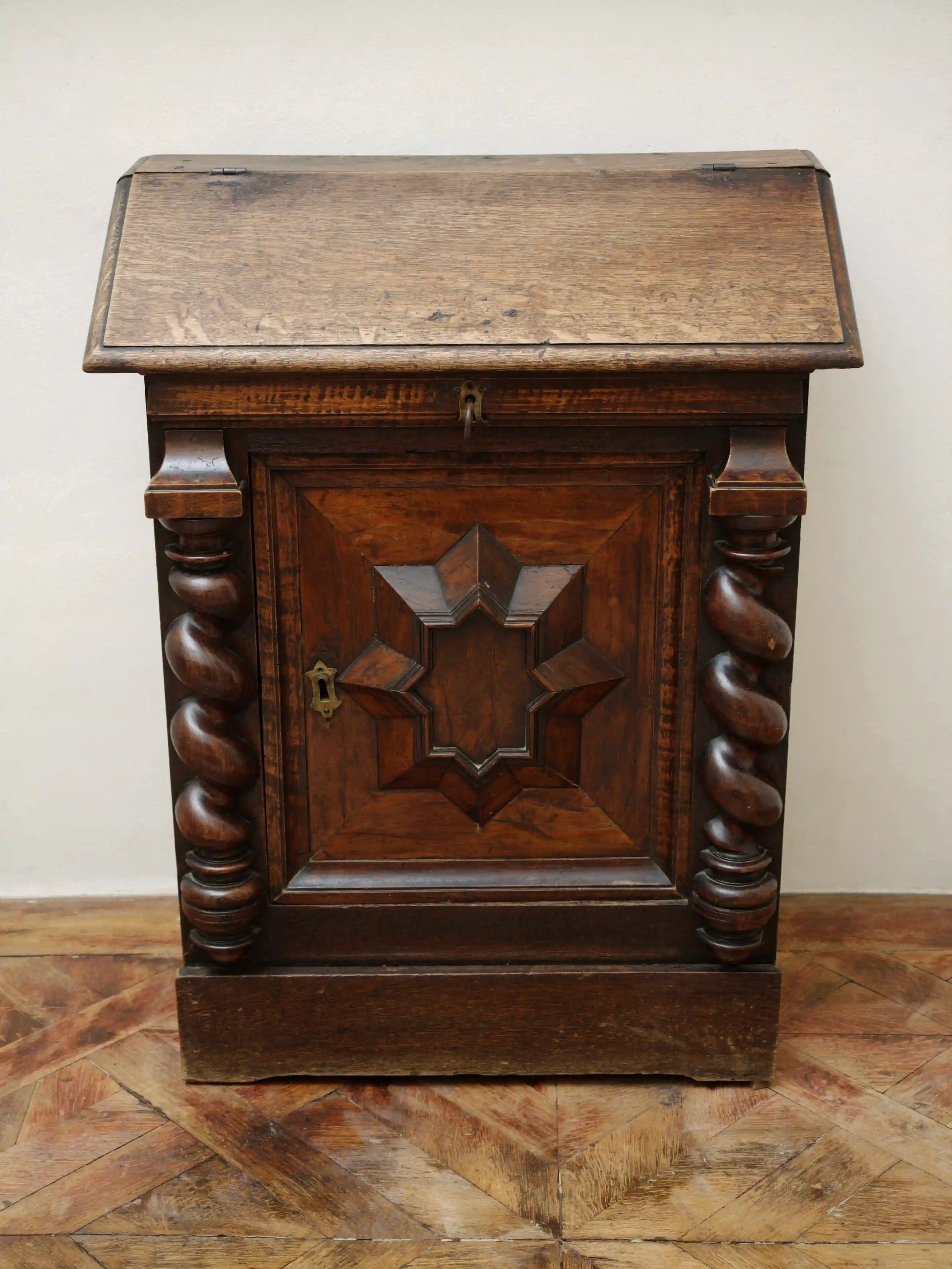 Barokní komoda se sekretářem 18. století