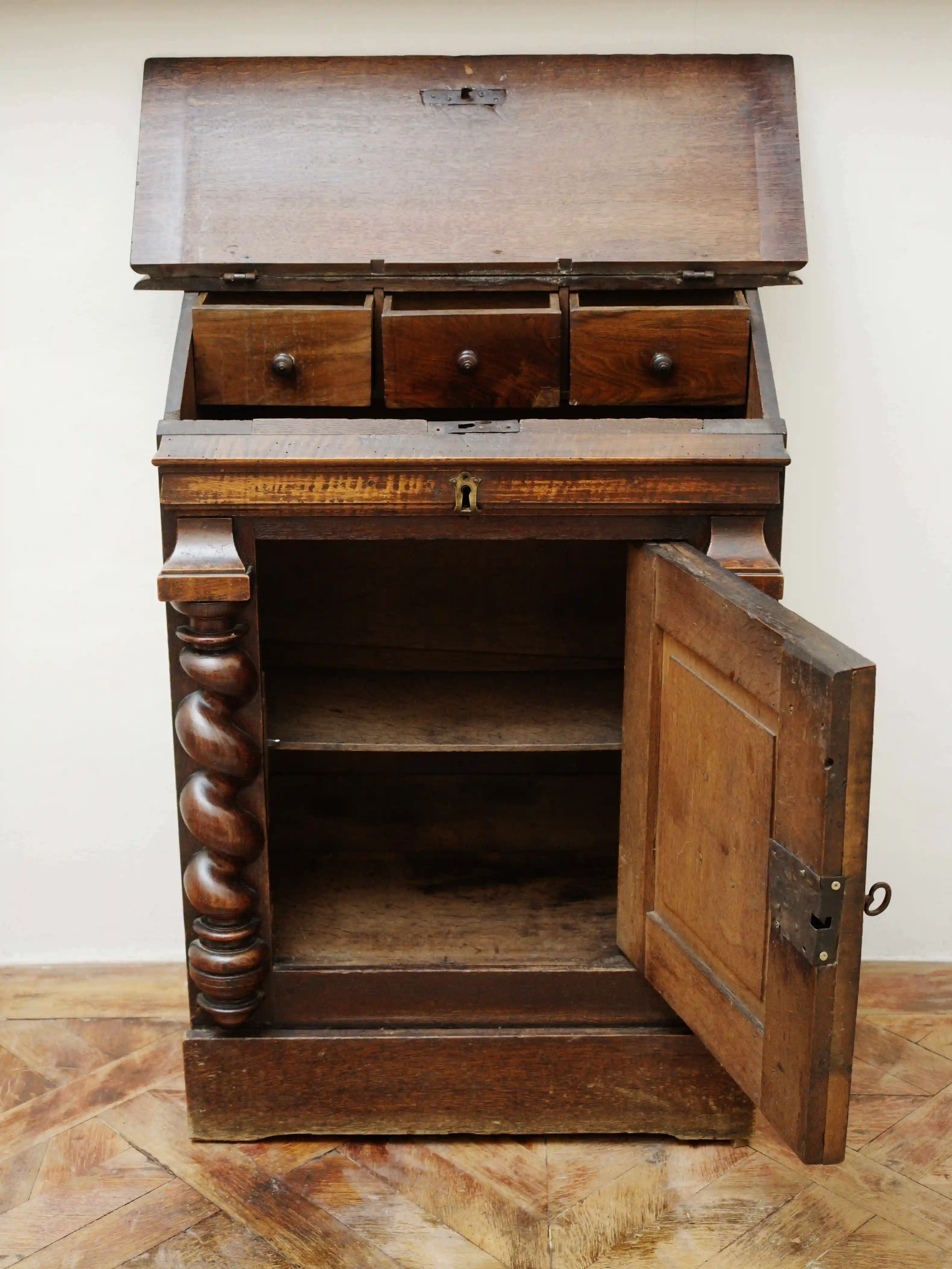 Barokní komoda se sekretářem 18. století