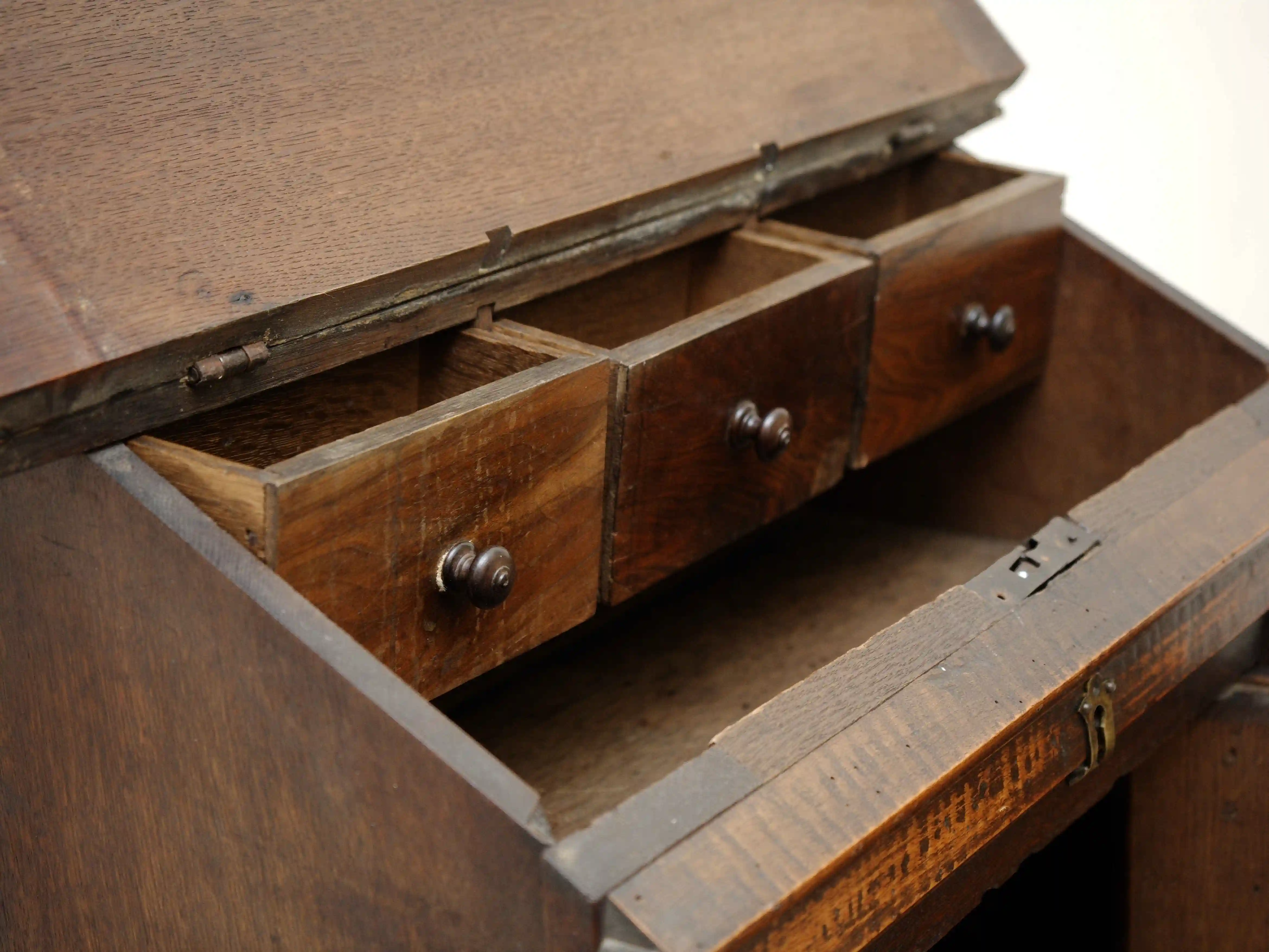 Barokní komoda se sekretářem 18. století