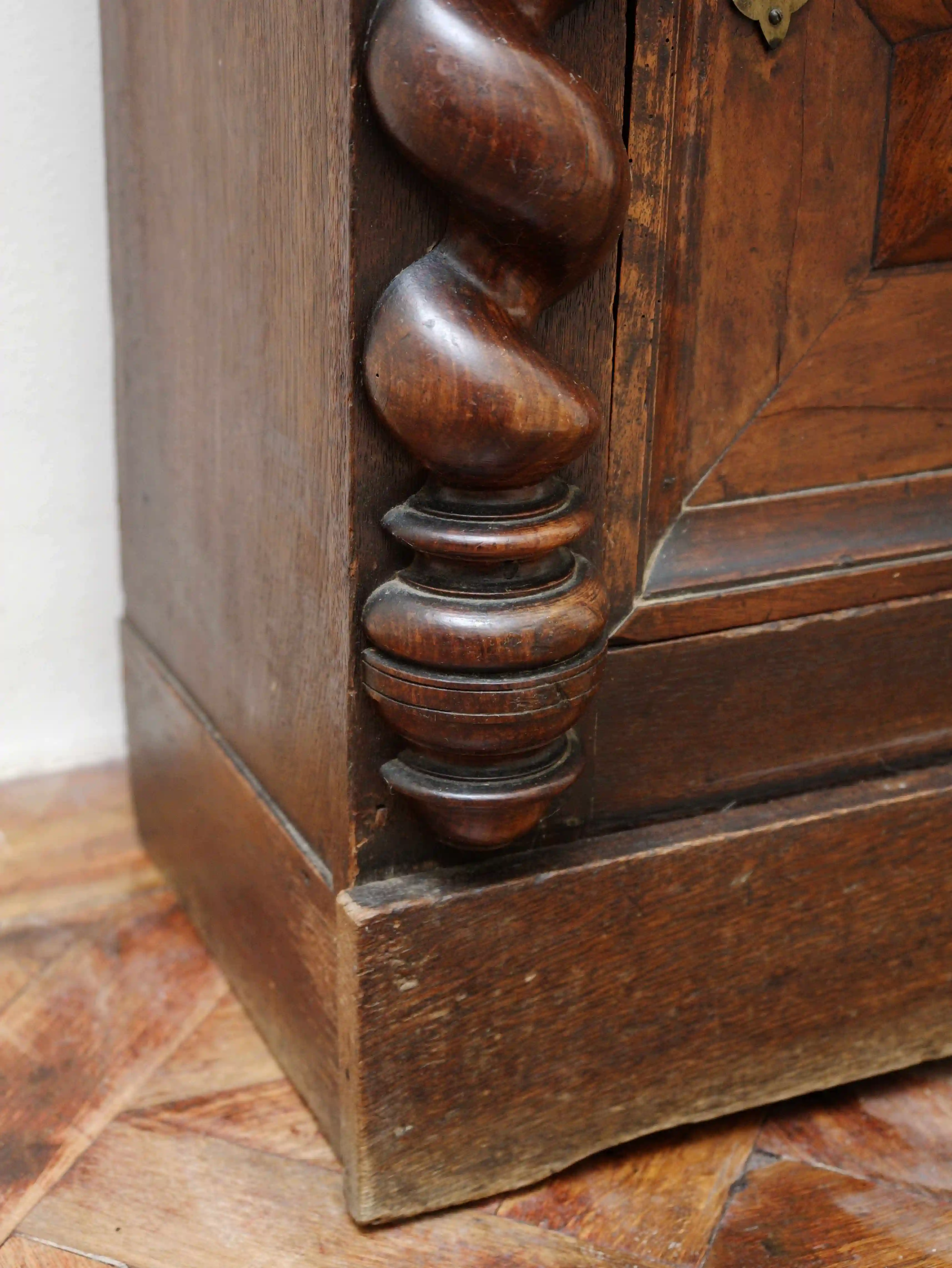 Barokní komoda se sekretářem 18. století