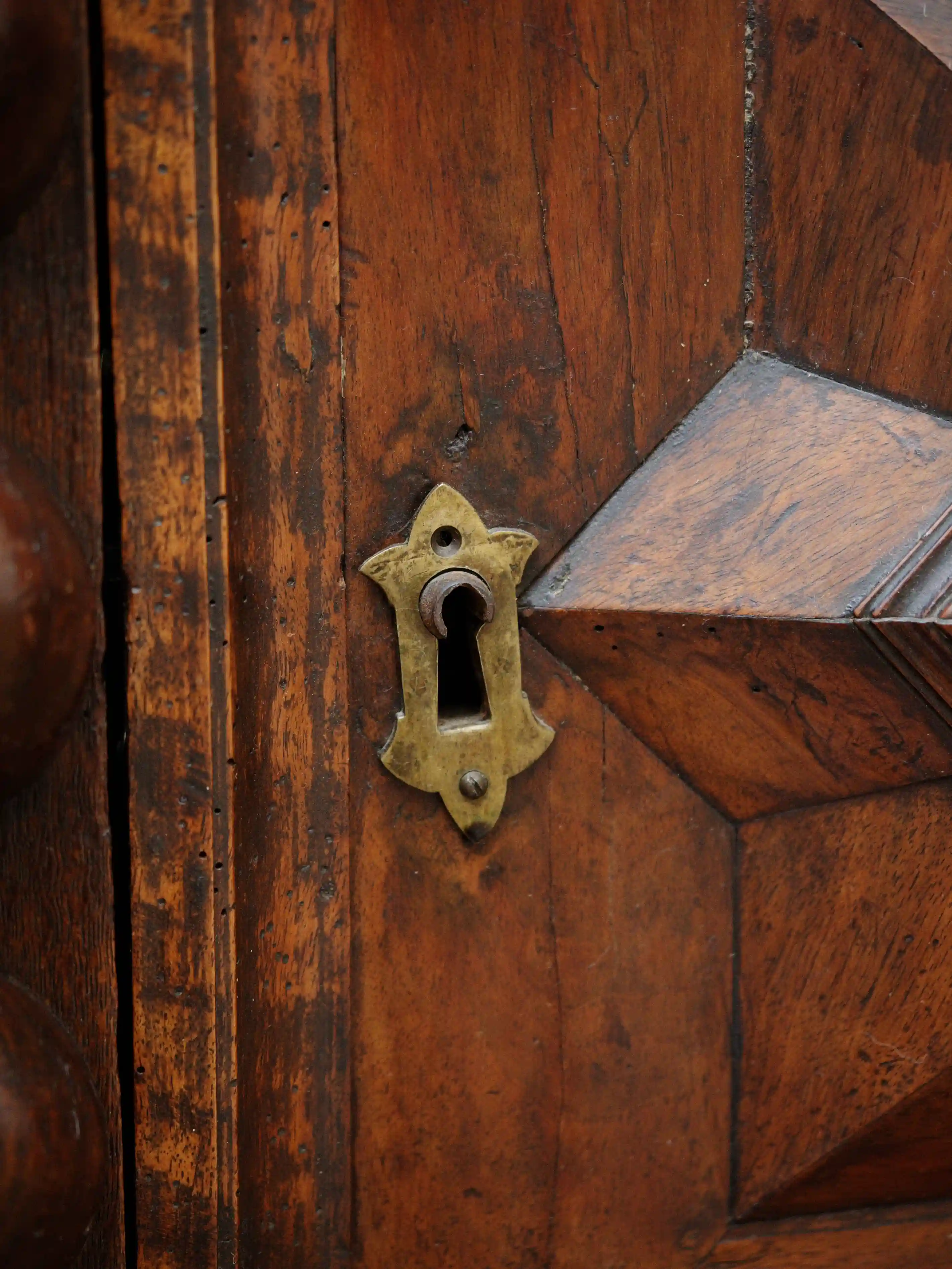 Barokní komoda se sekretářem 18. století