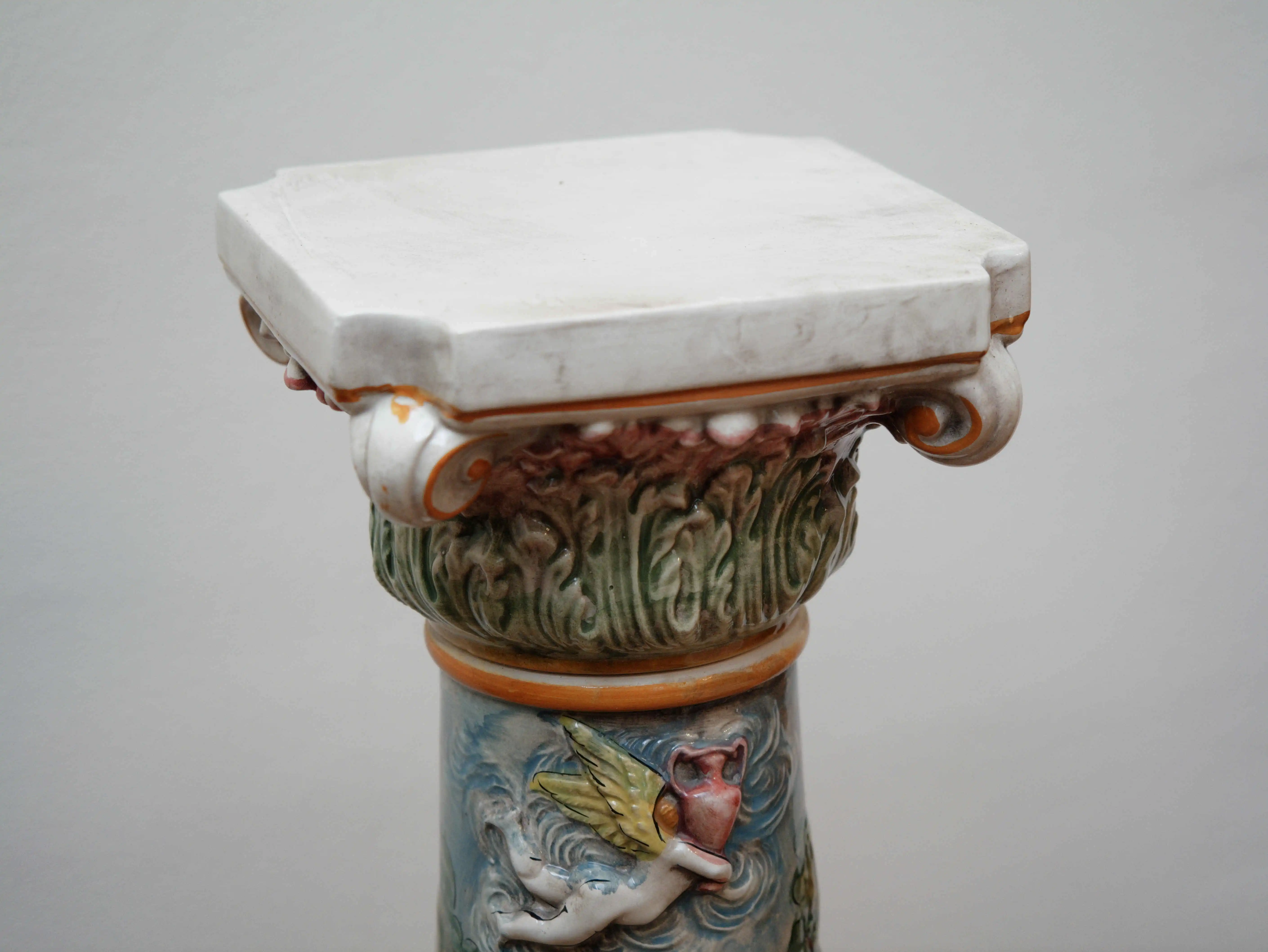 Porcelánový sloup / podstavec, Capodimonte, Itálie