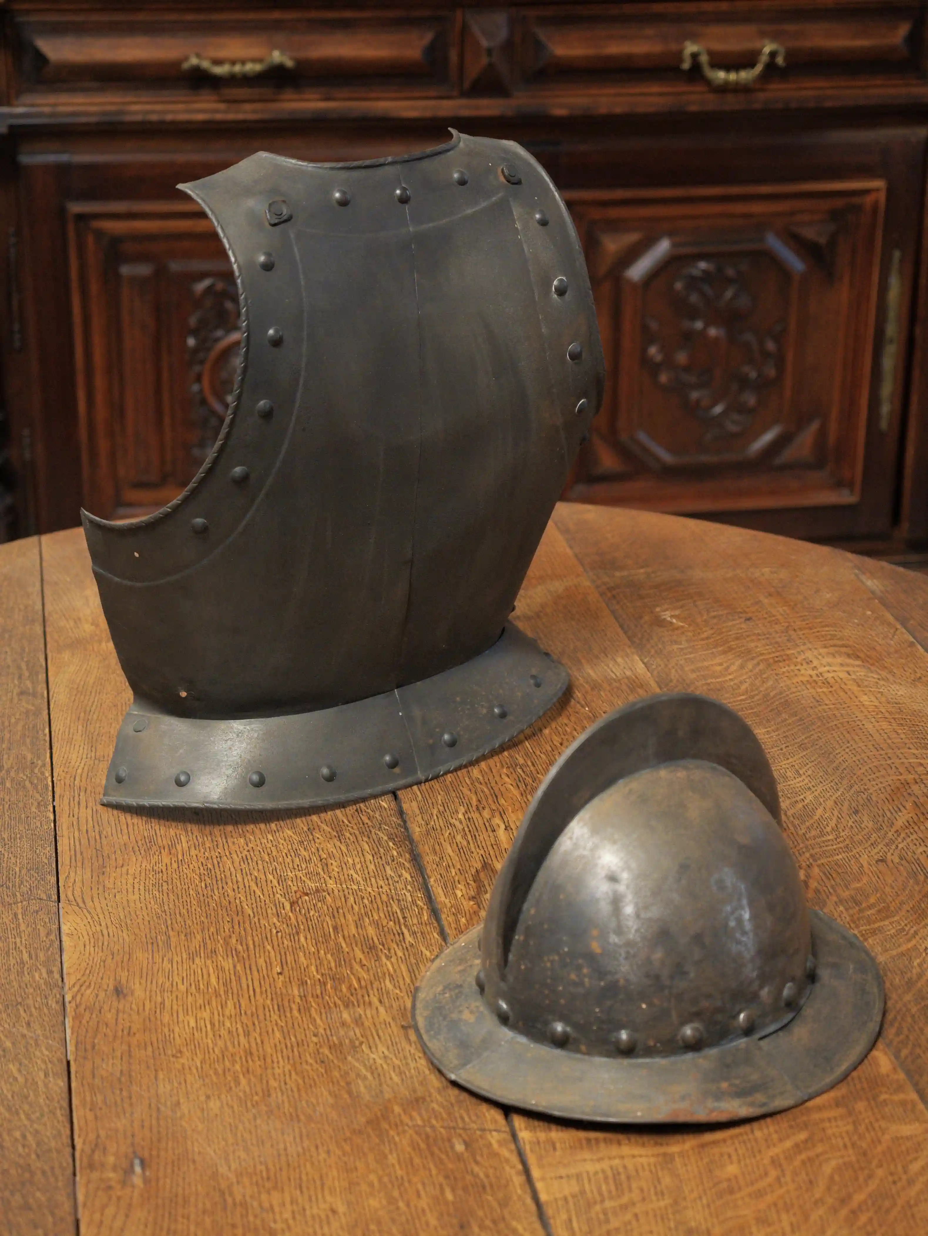 Dekorativní zbroj – hrudní plát a přilba