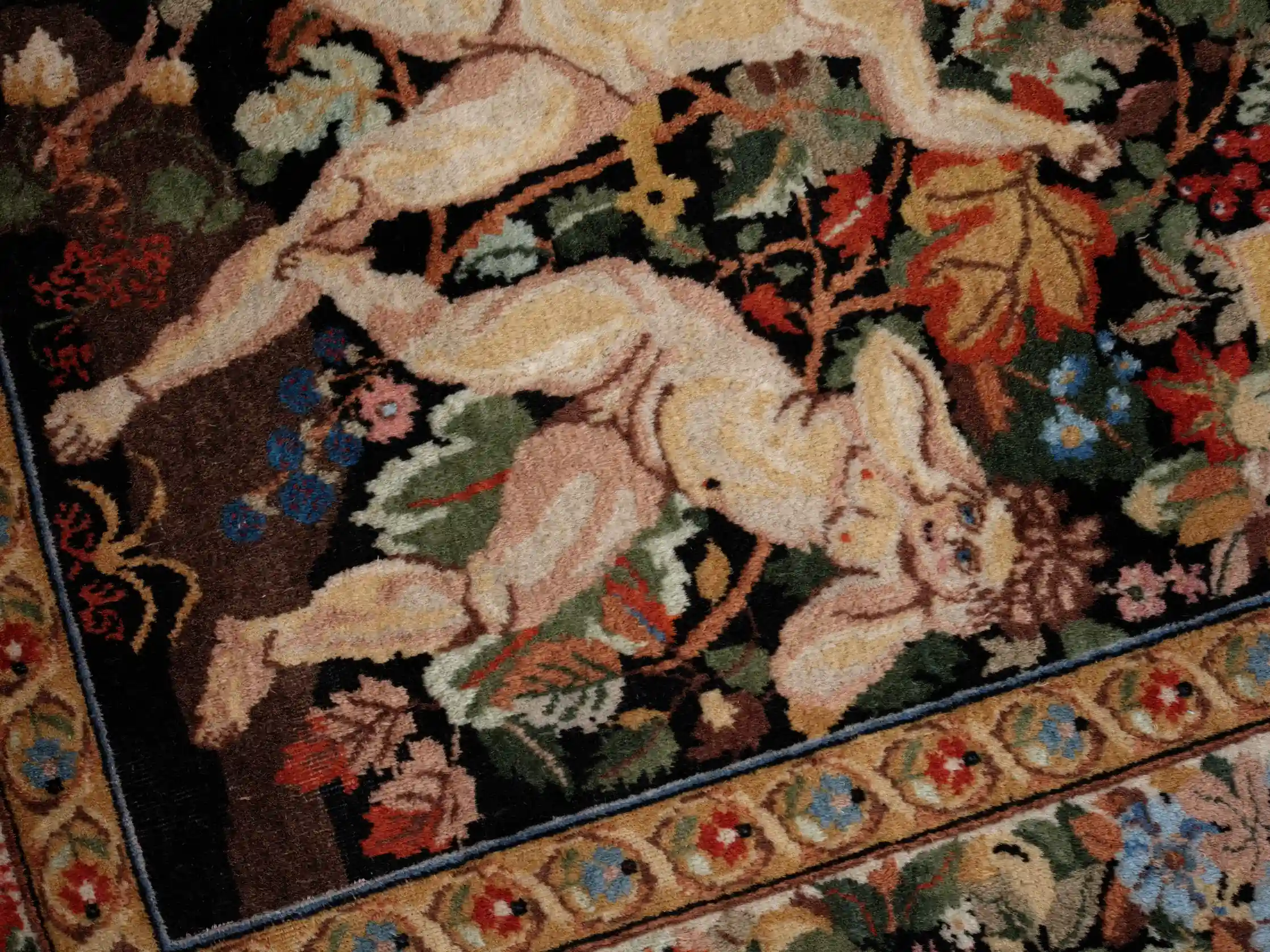 Perský figurální koberec s Putti 217 X 183 cm