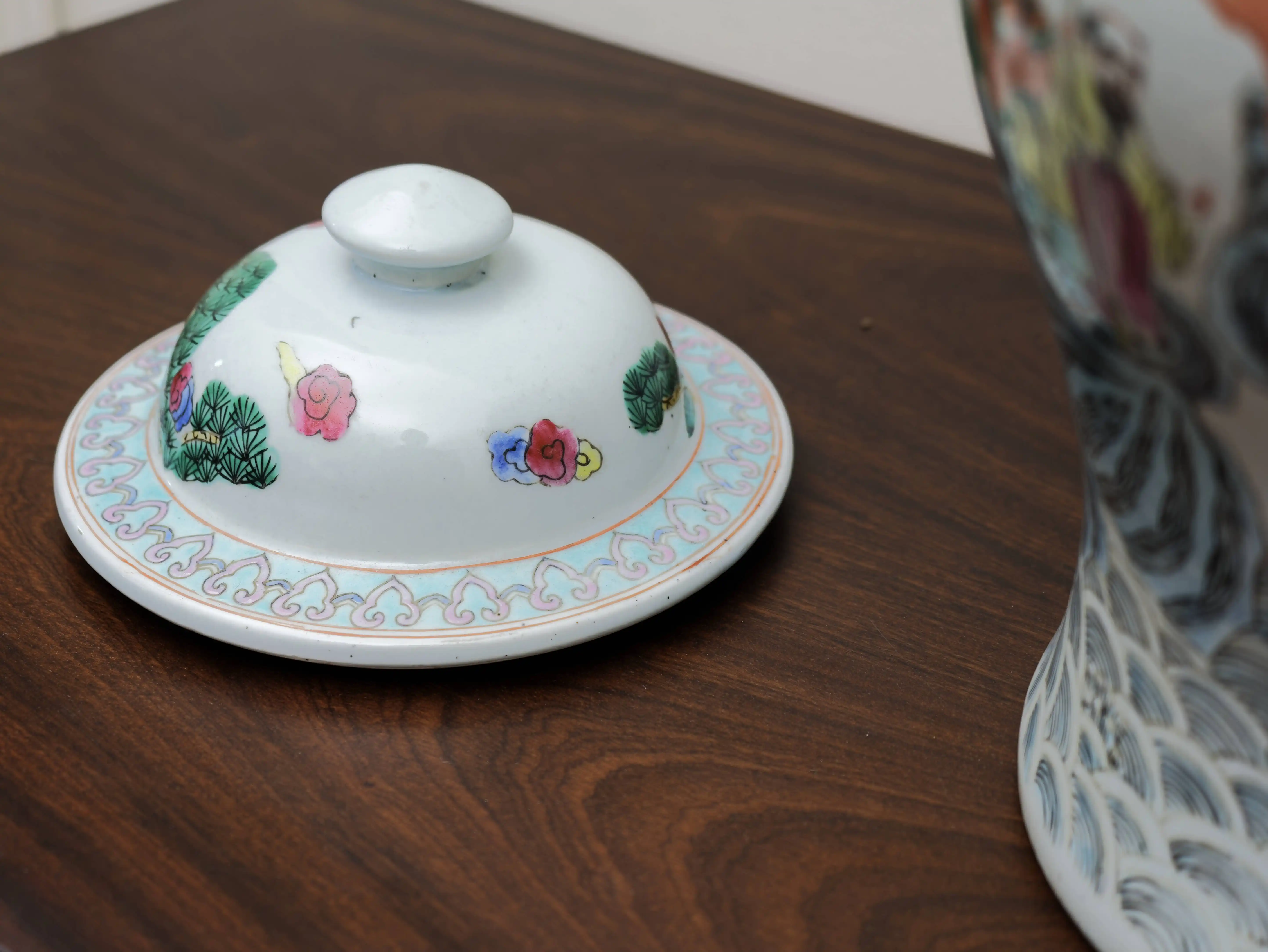Párové čínské zásobnice s víky, famille rose, výška 44 cm