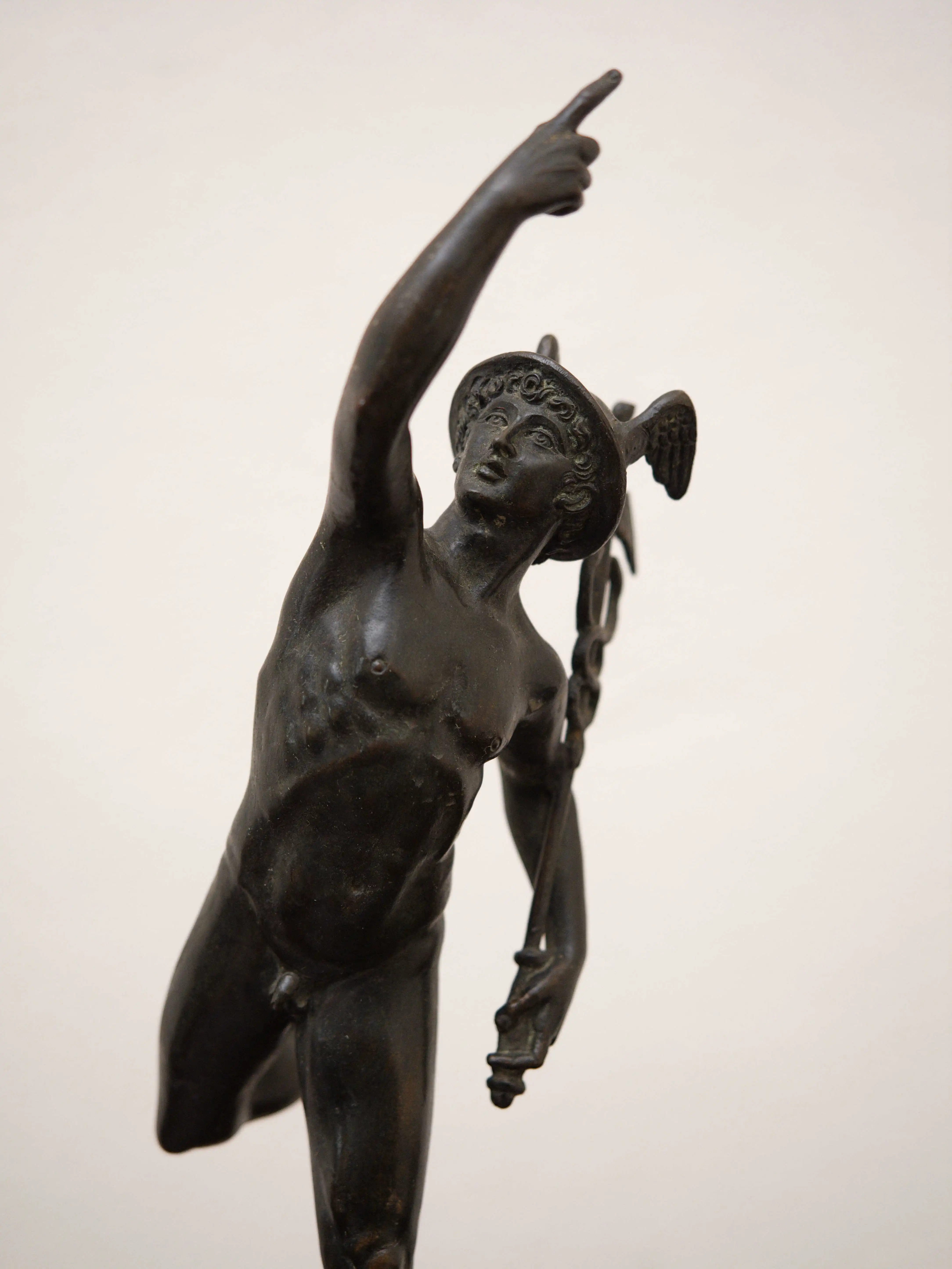 Bronzová socha Merkura na mramorovém podstavci