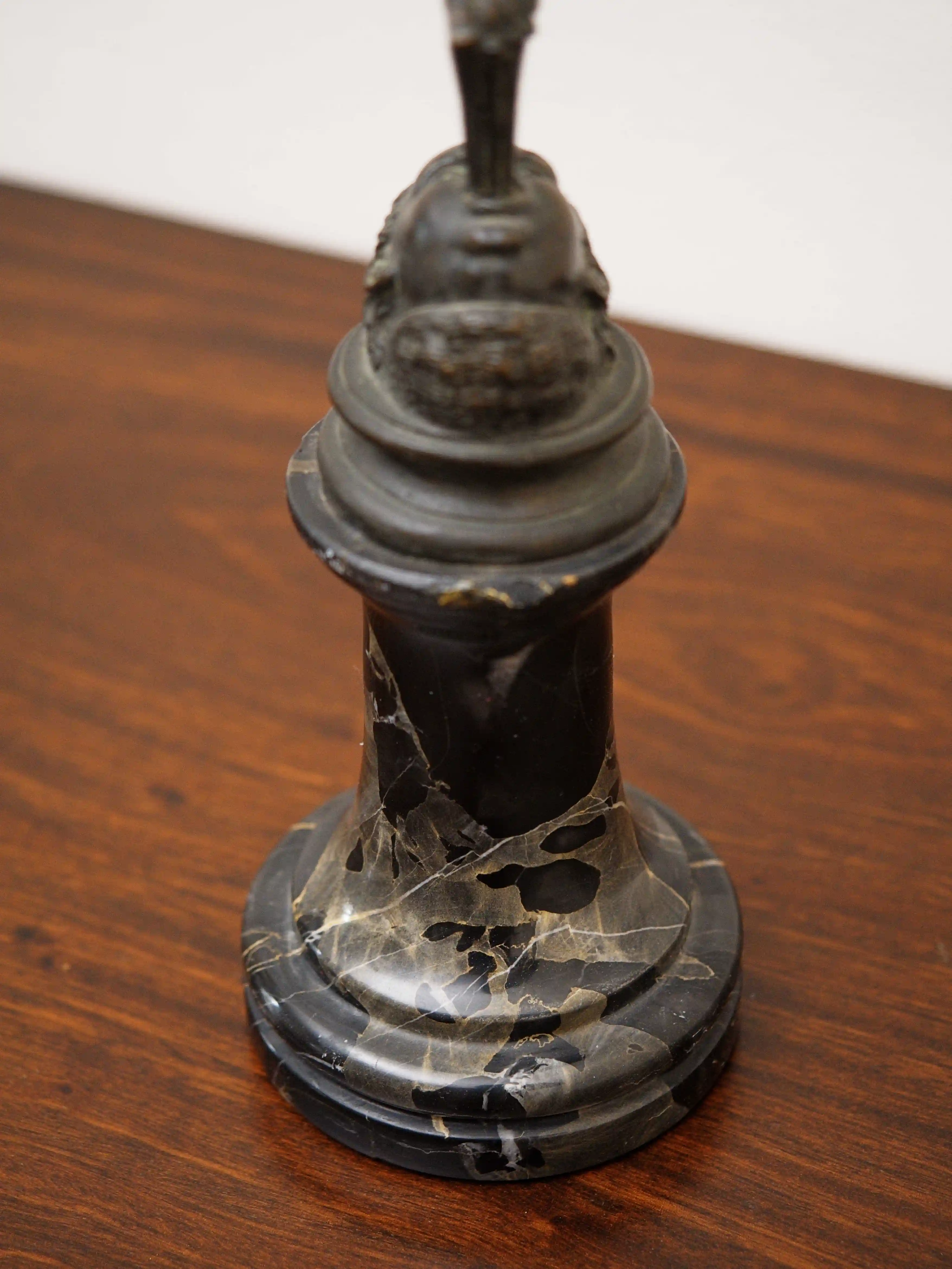 Bronzová socha Merkura na mramorovém podstavci