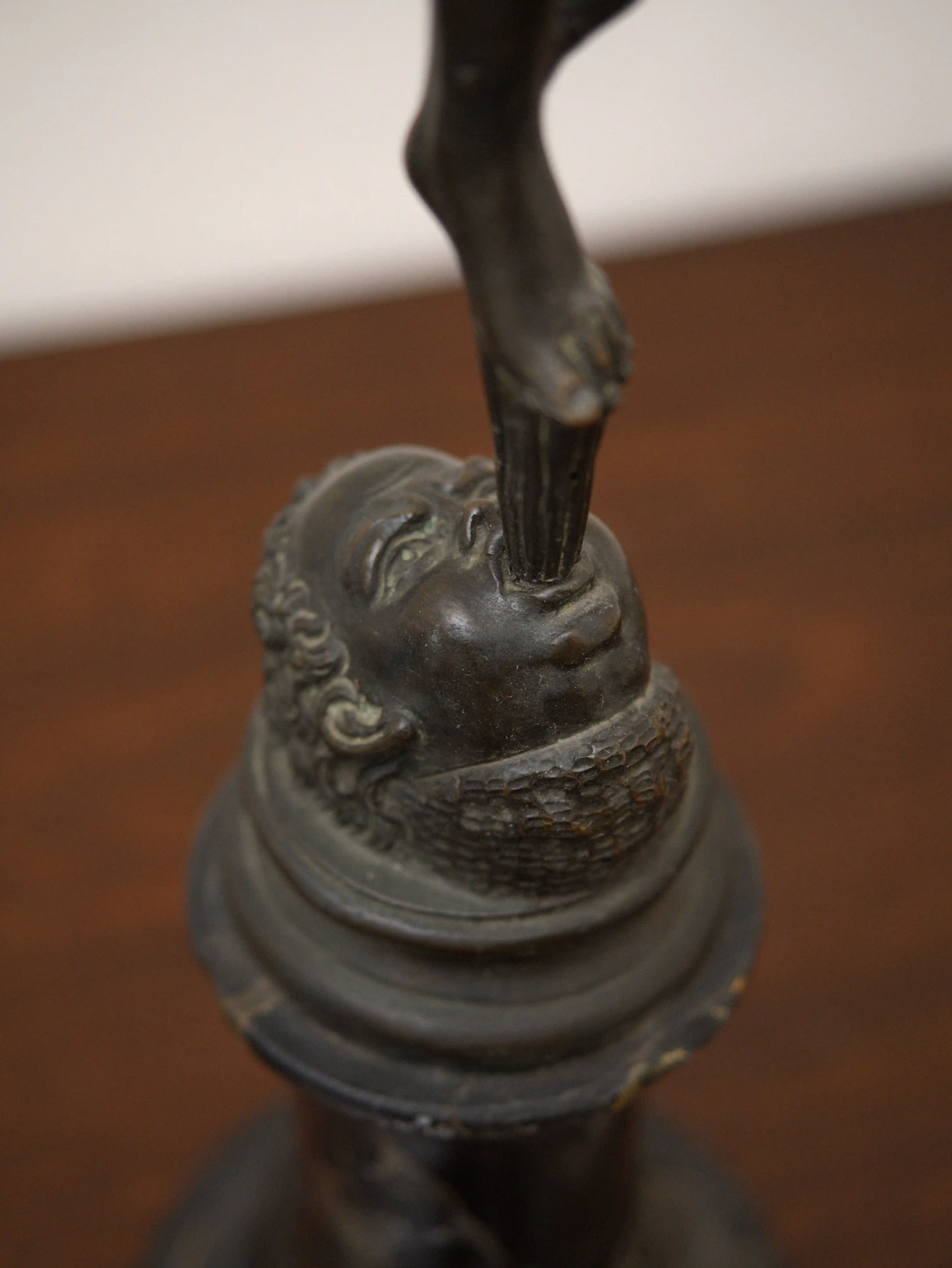 Bronzová socha Merkura na mramorovém podstavci