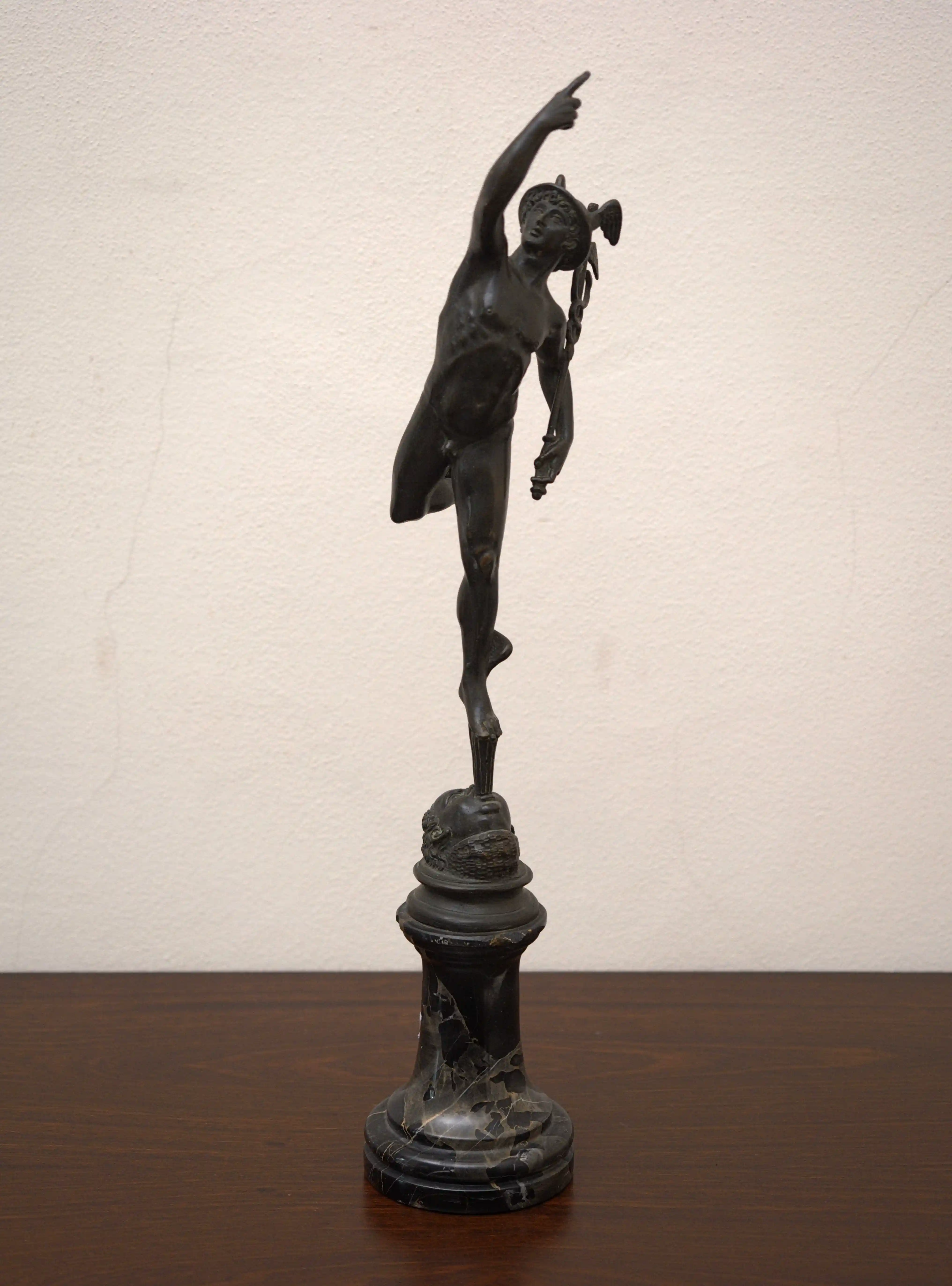 Bronzová socha Merkura na mramorovém podstavci