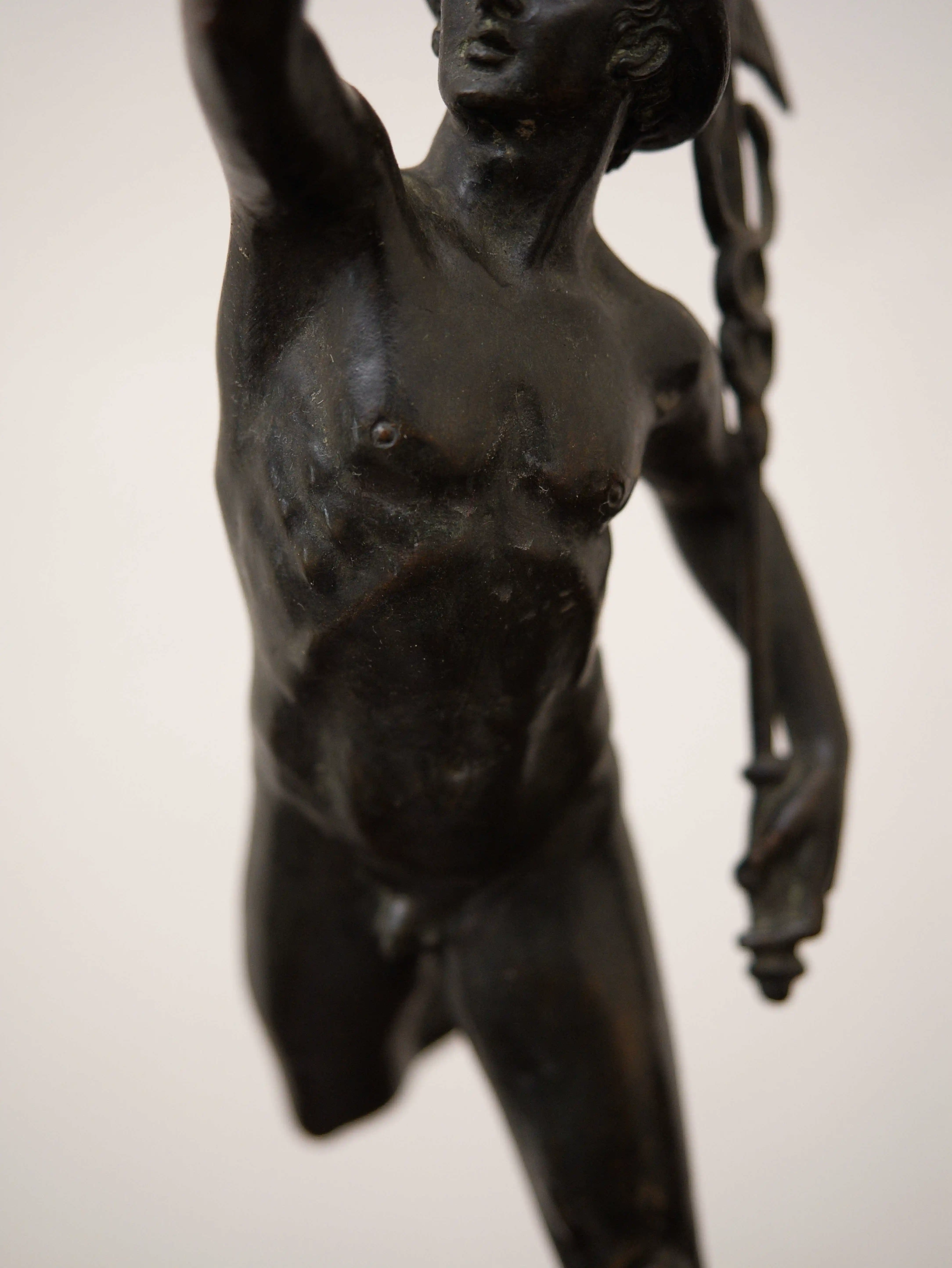 Bronzová socha Merkura na mramorovém podstavci