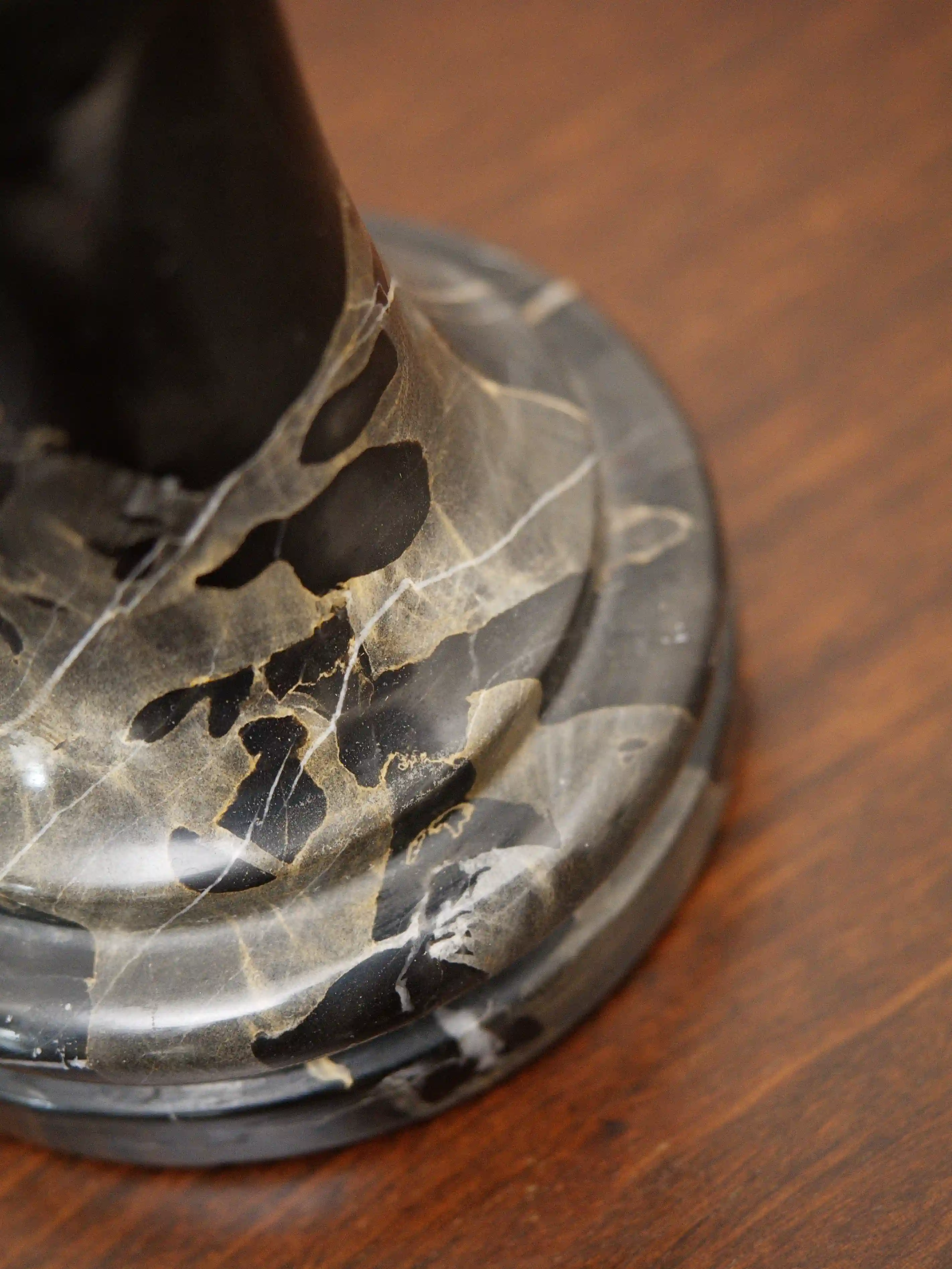 Bronzová socha Merkura na mramorovém podstavci