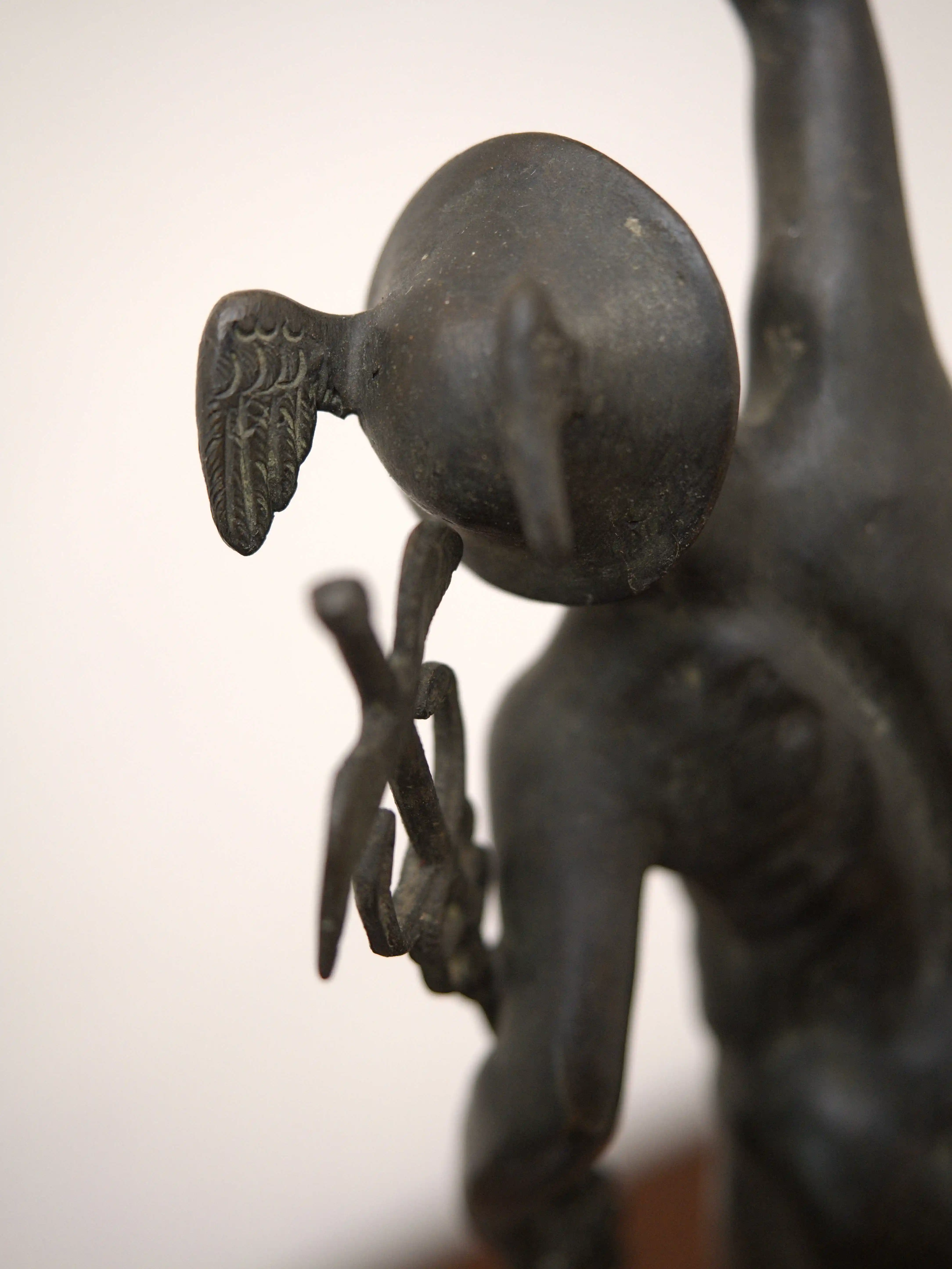 Bronzová socha Merkura na mramorovém podstavci