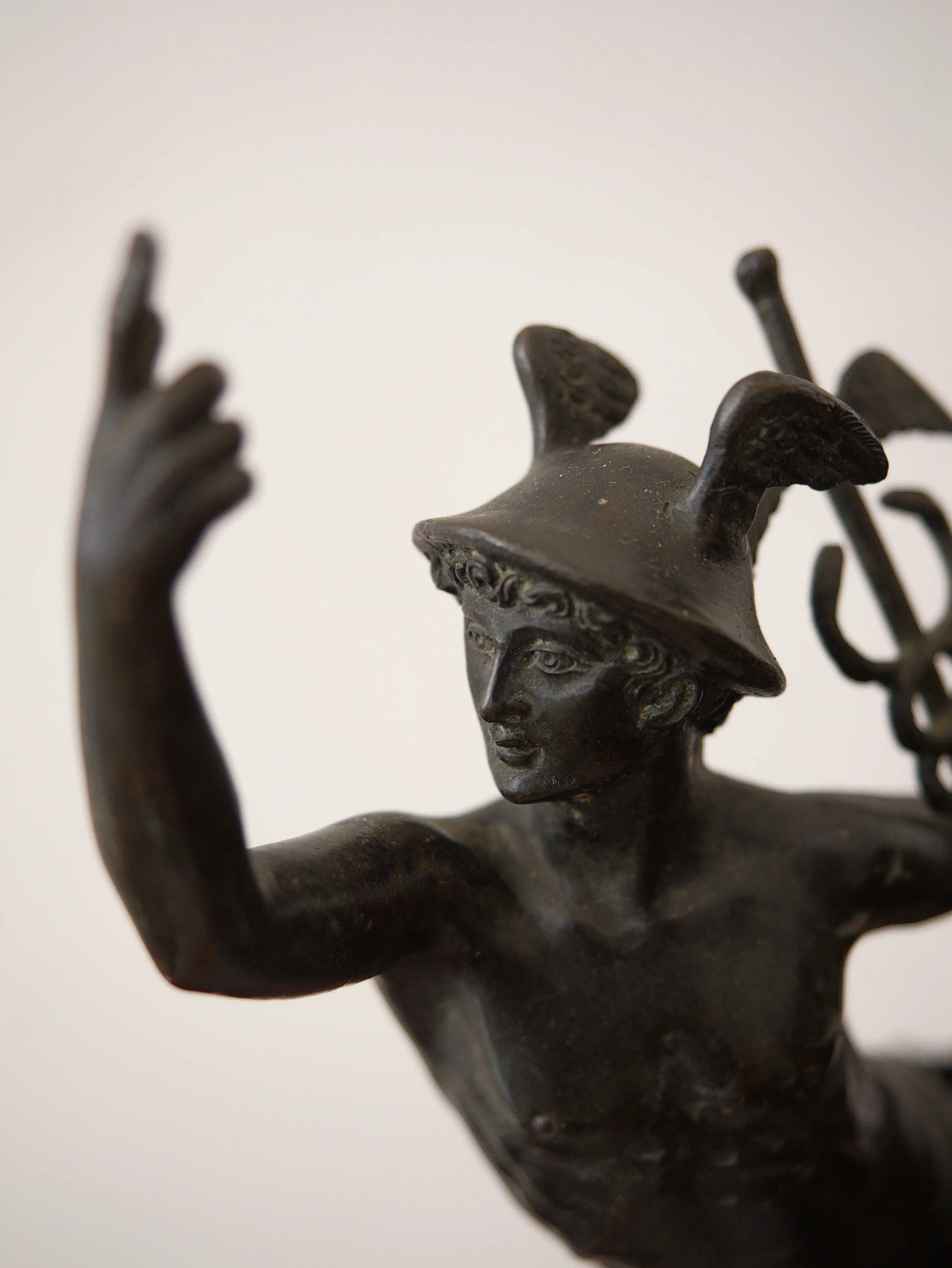 Bronzová socha Merkura na mramorovém podstavci