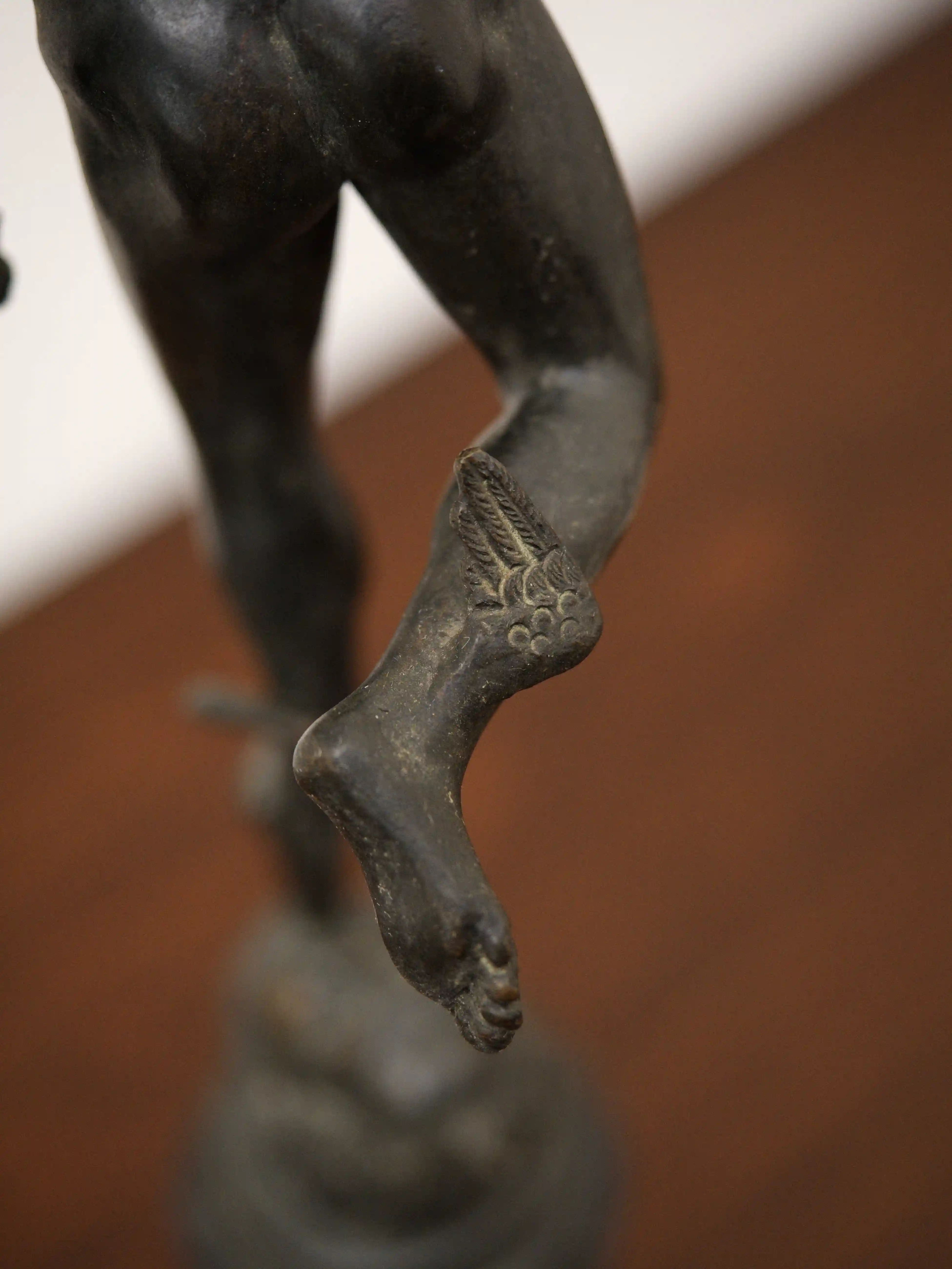 Bronzová socha Merkura na mramorovém podstavci