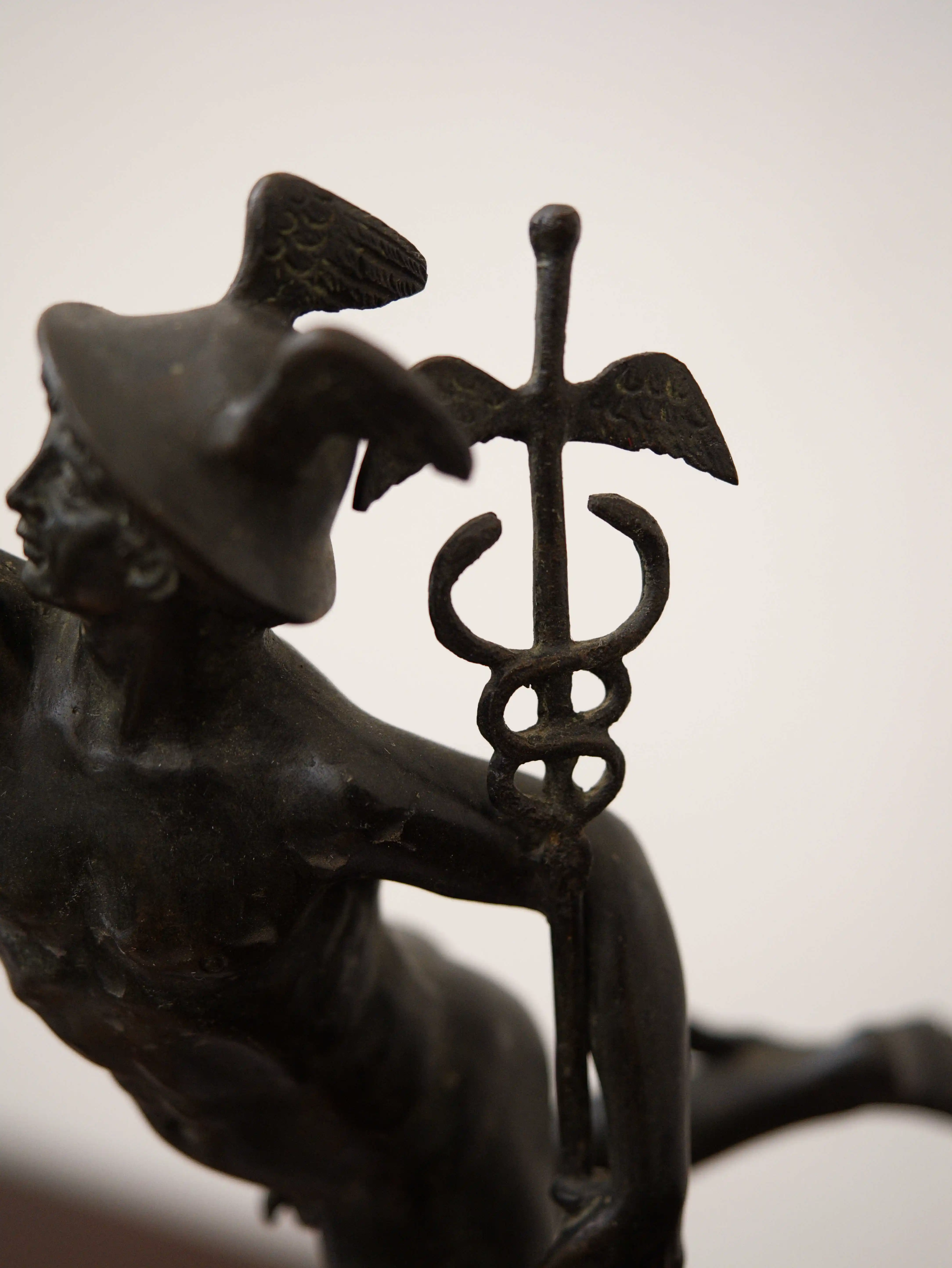 Bronzová socha Merkura na mramorovém podstavci