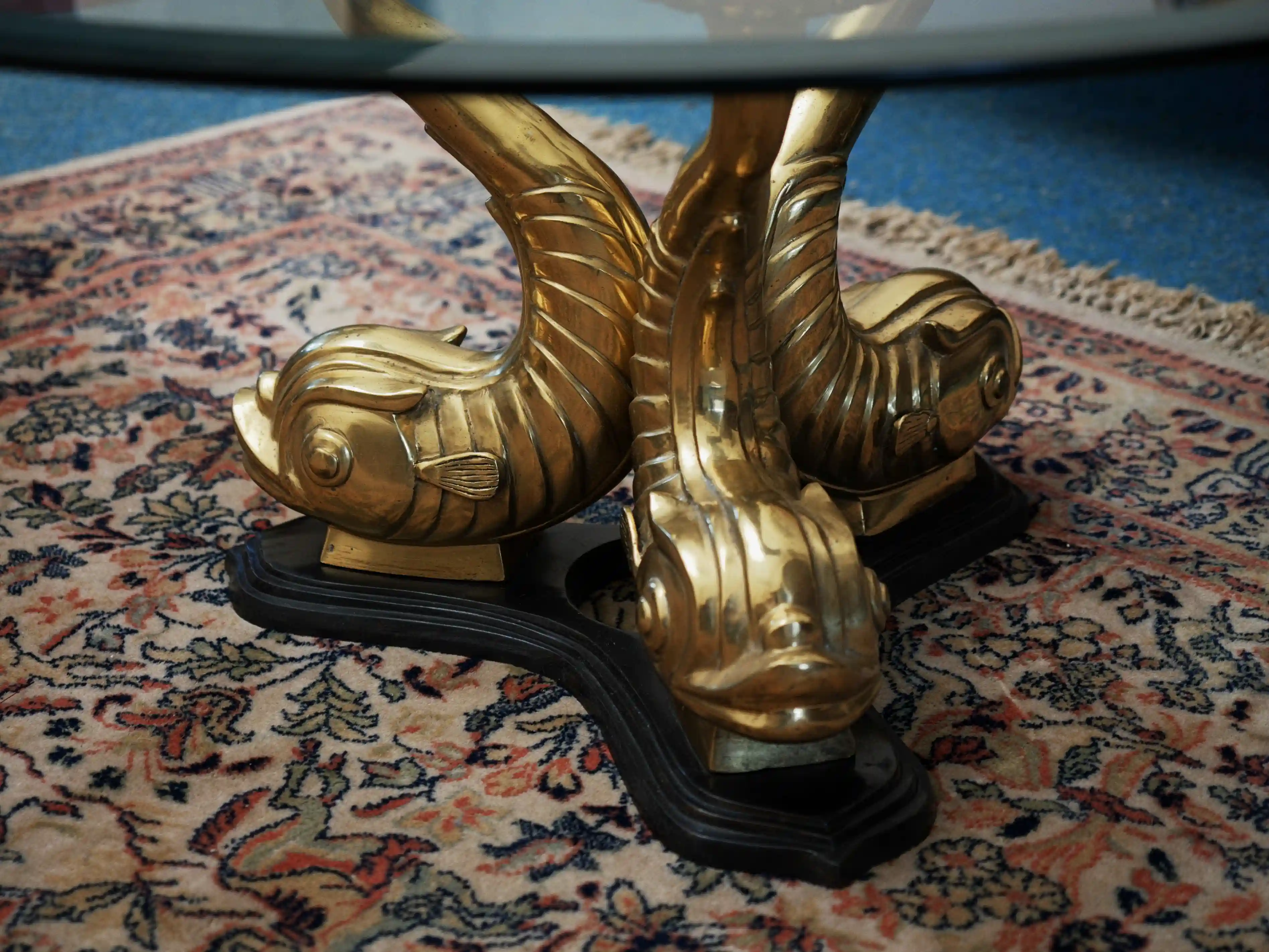 Vintage konferenční stolek Hollywood regency s delfíny