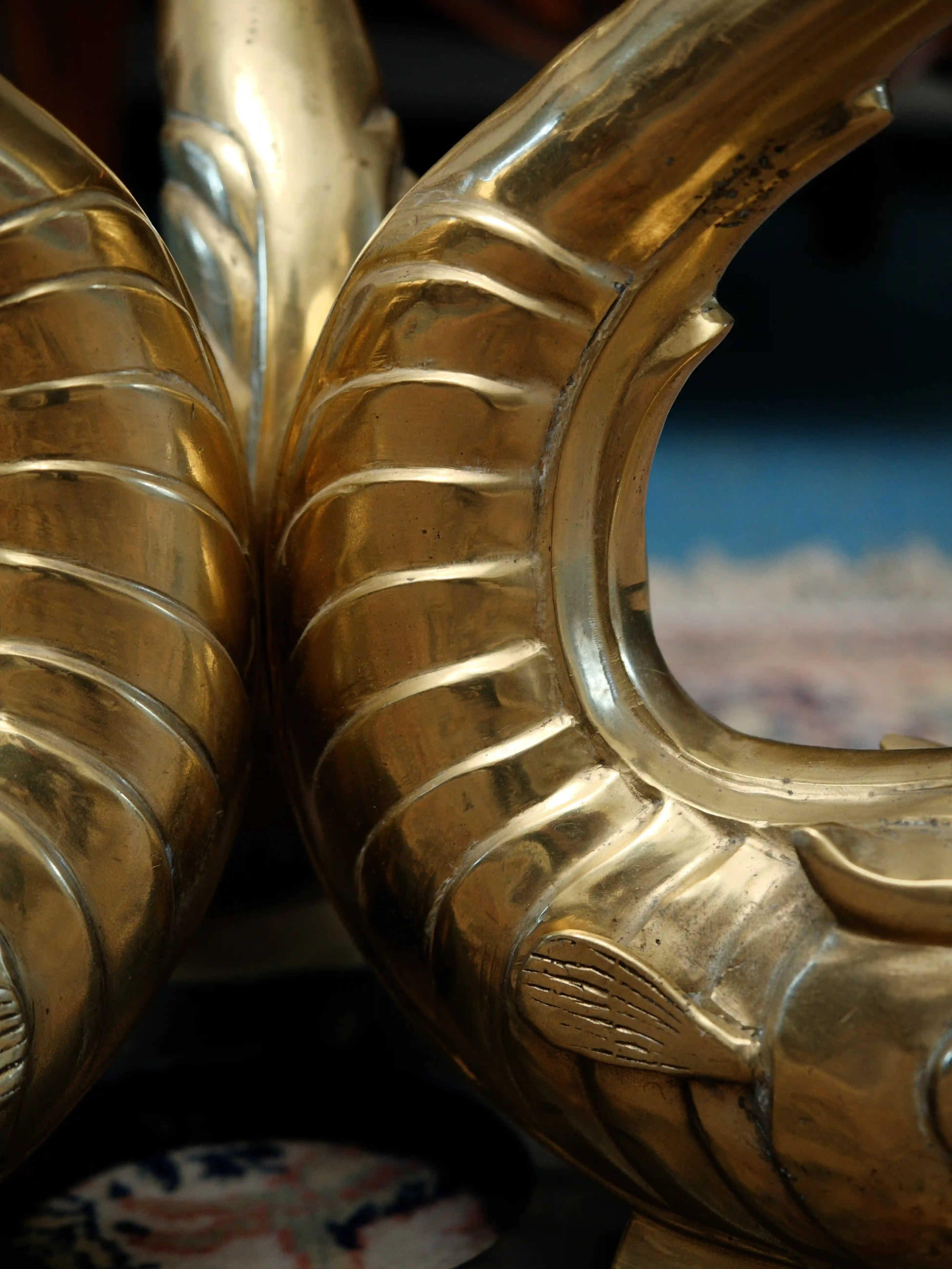 Vintage konferenční stolek Hollywood regency s delfíny