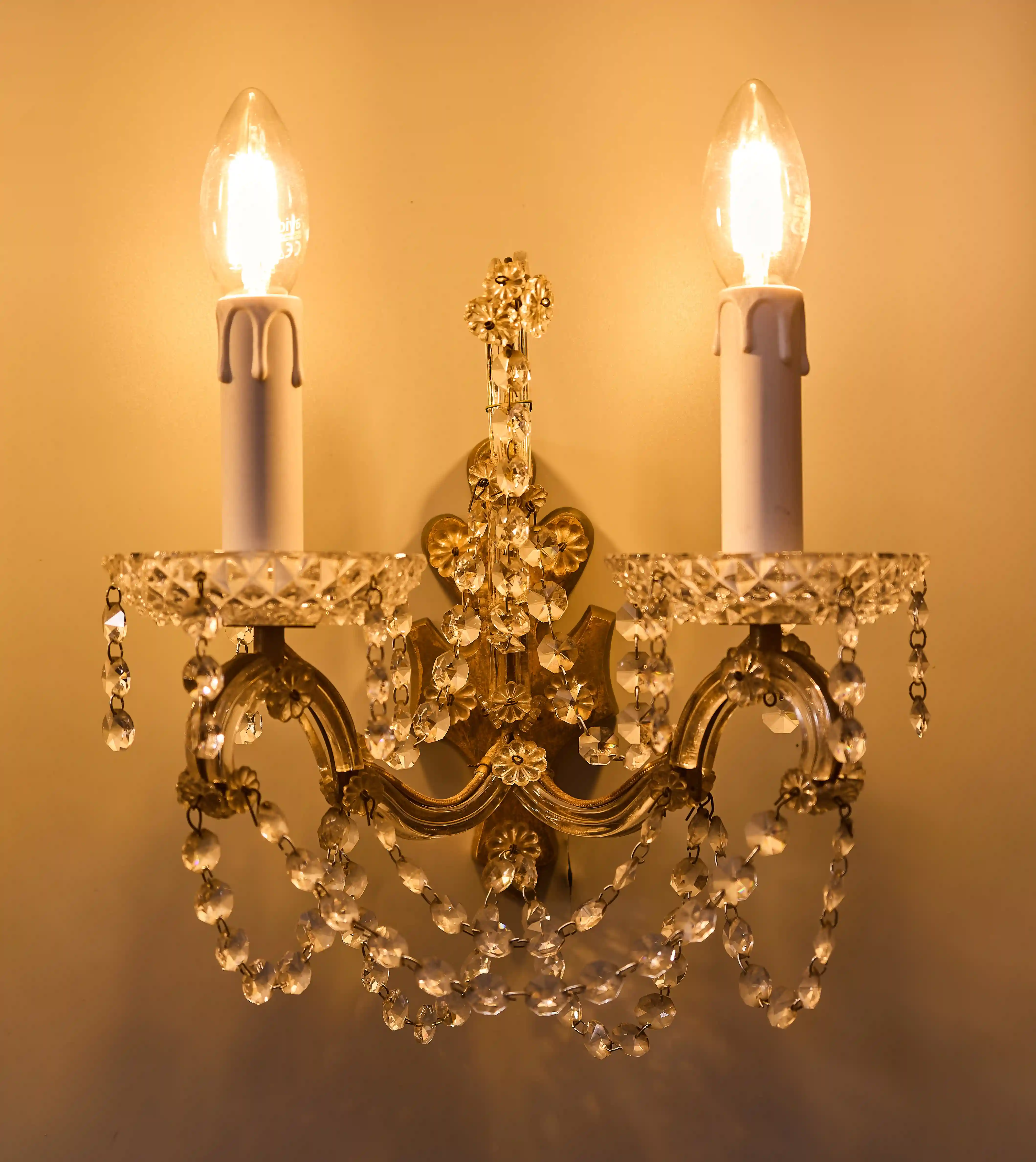 Tři nástěnné lampy s křišťálovými ověsy