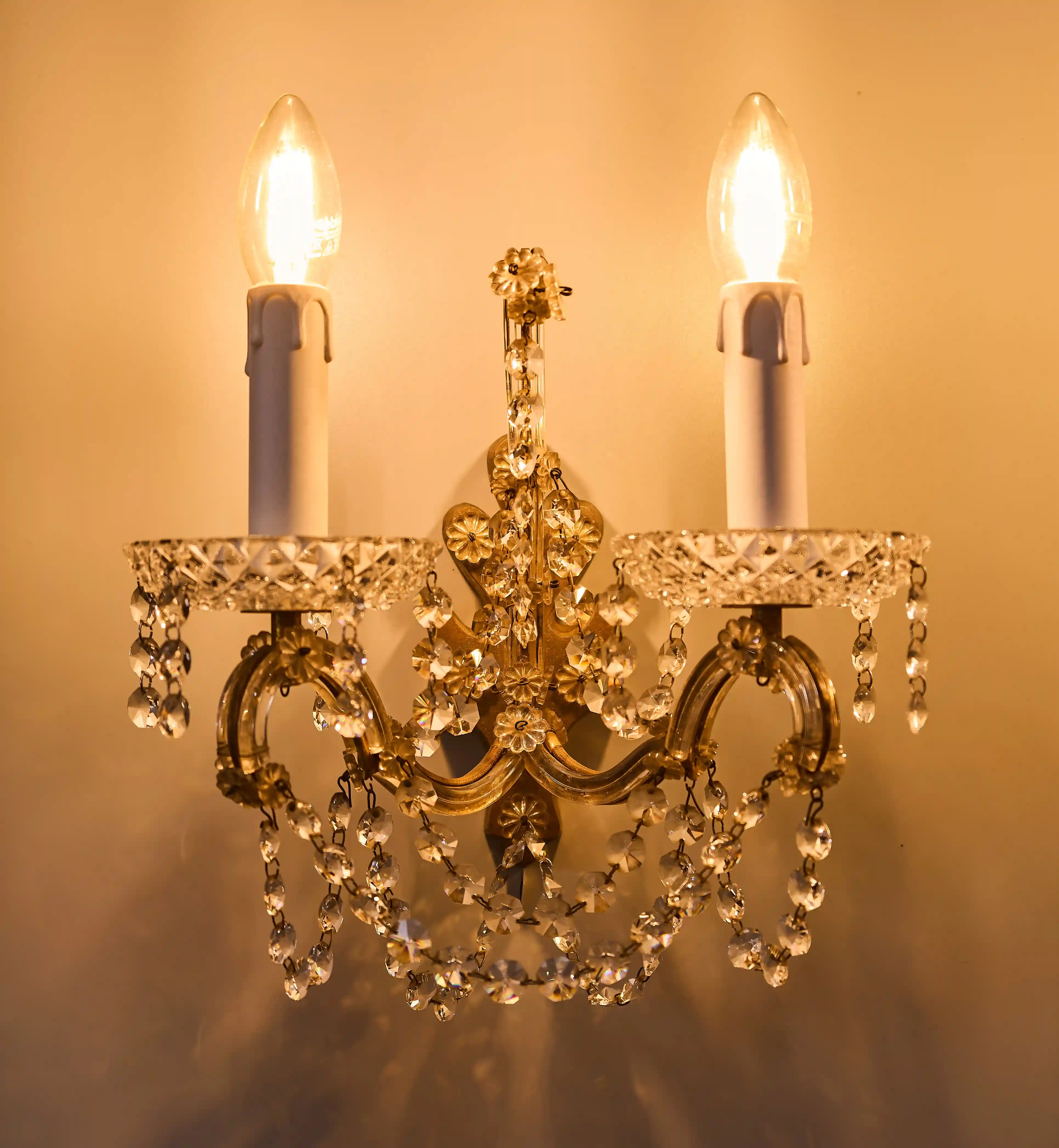 Tři nástěnné lampy s křišťálovými ověsy
