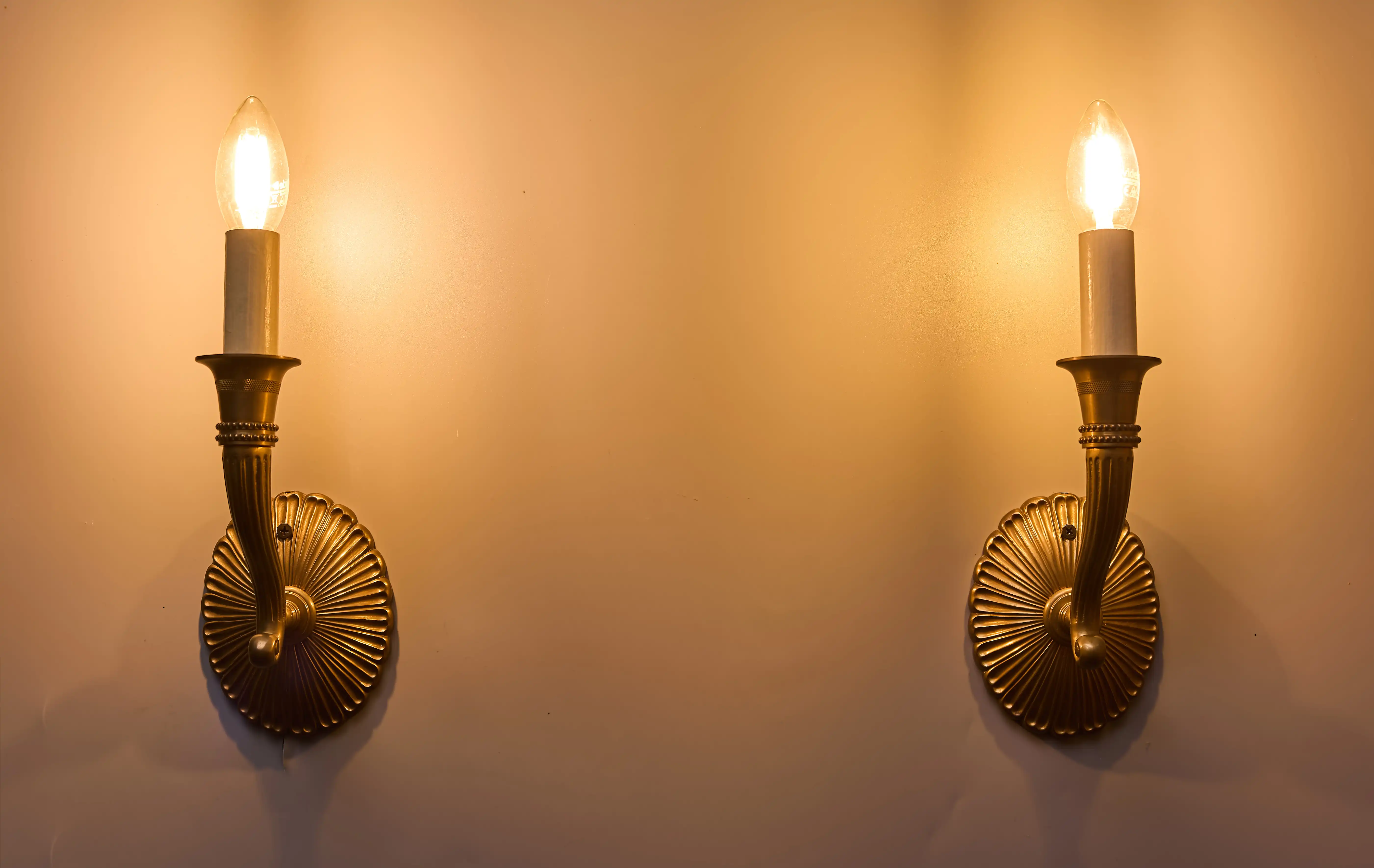 Párové nástěnné lampy v klasicistním stylu