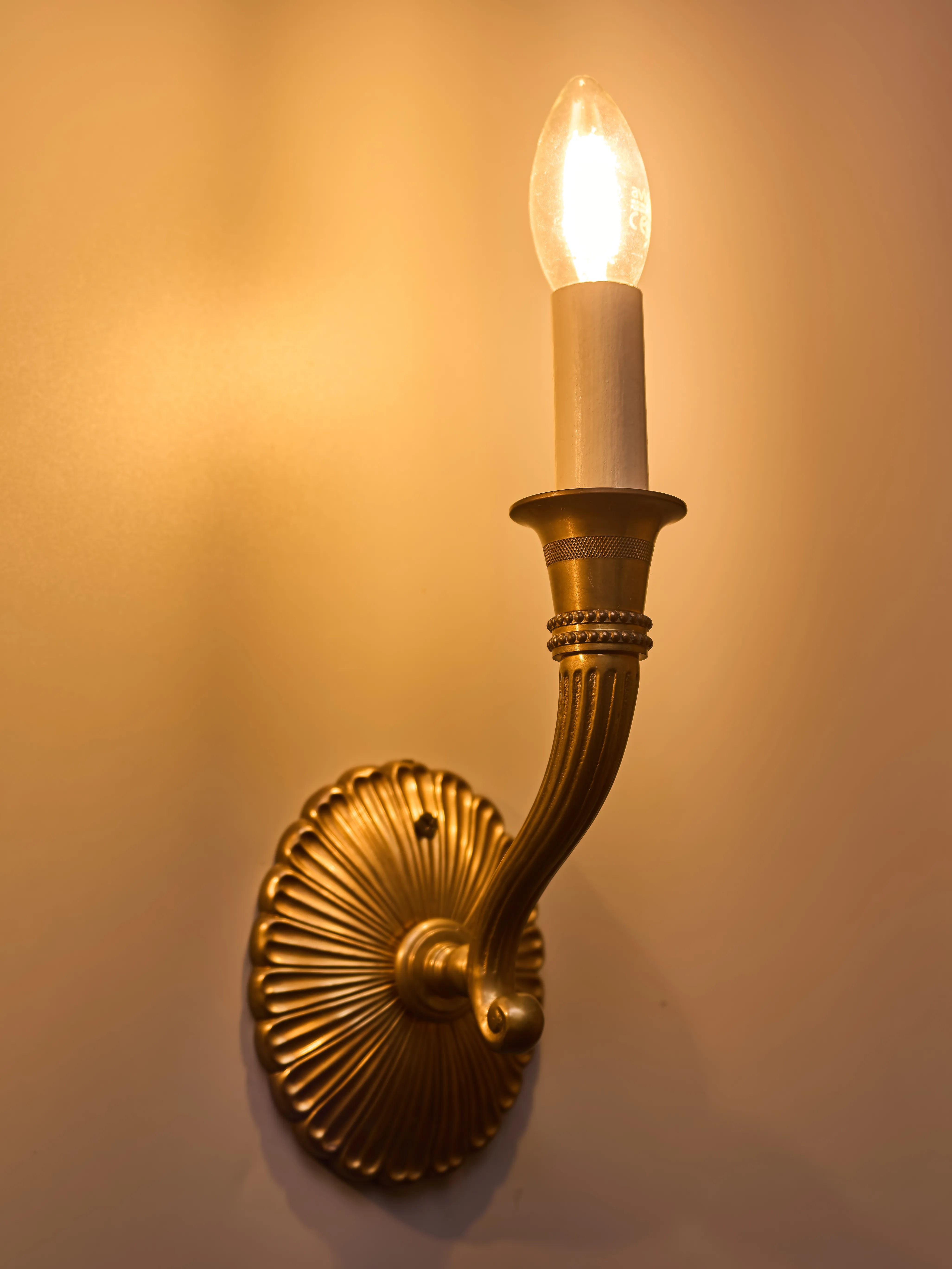 Párové nástěnné lampy v klasicistním stylu