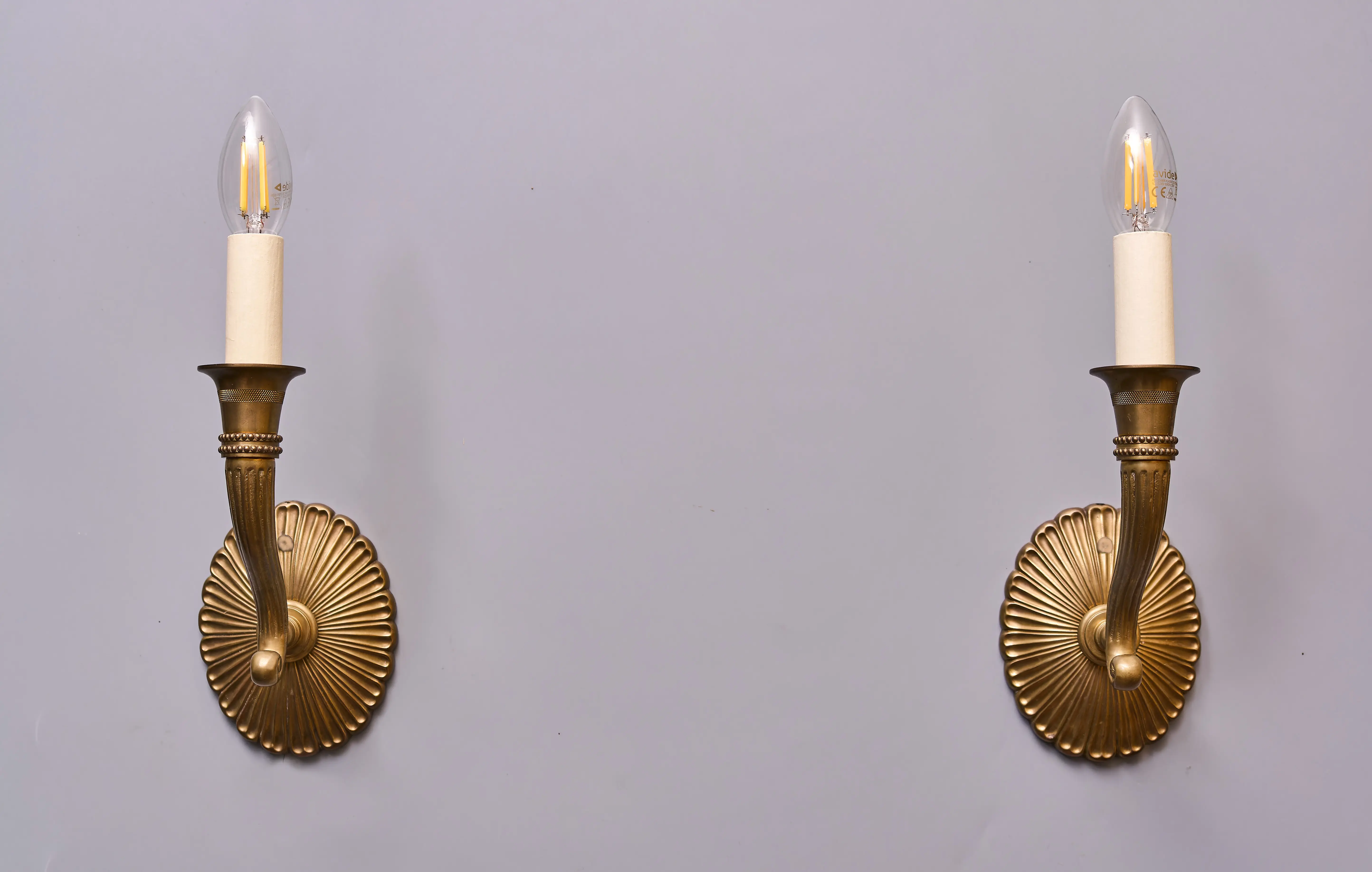 Párové nástěnné lampy v klasicistním stylu