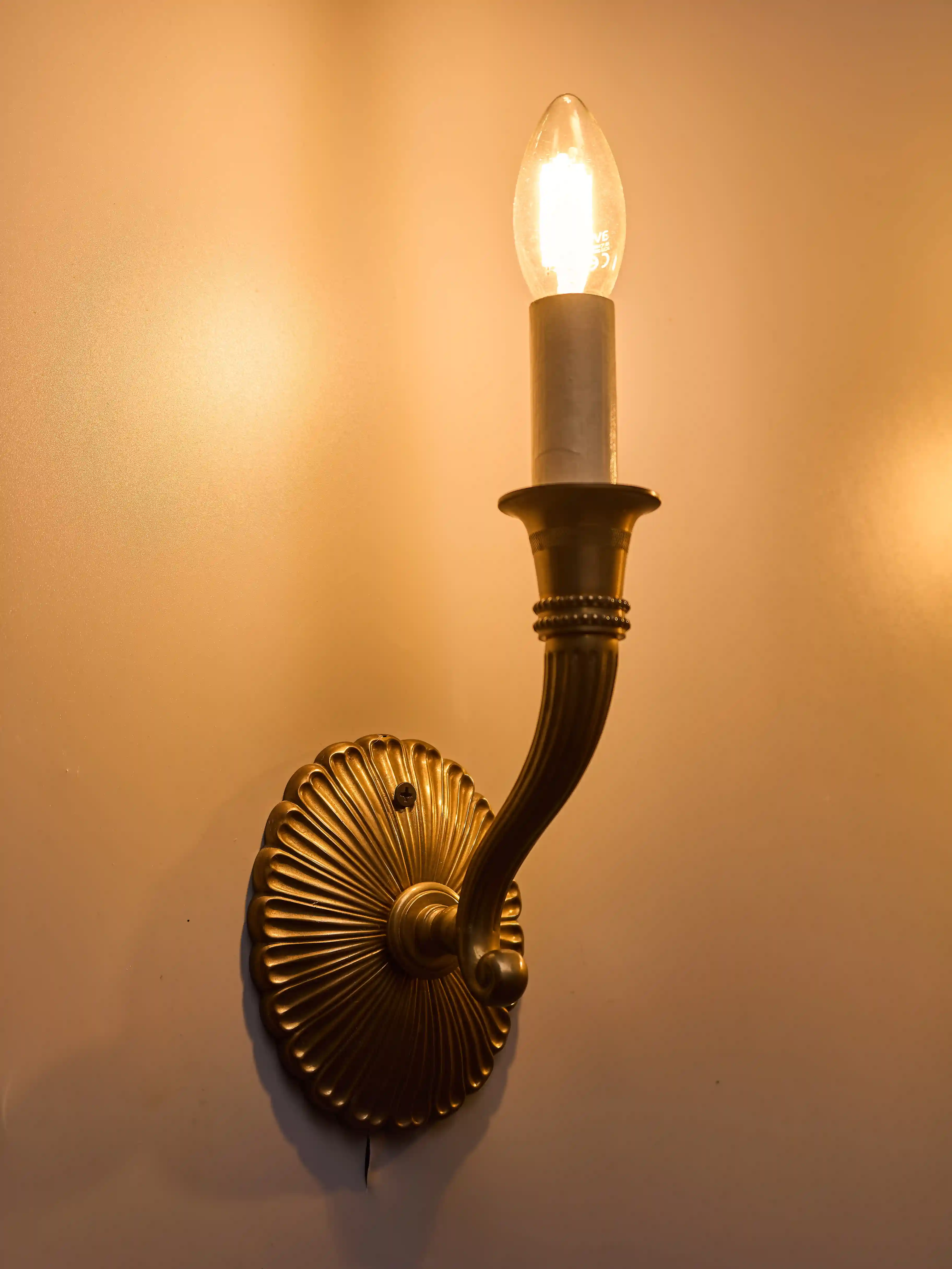 Párové nástěnné lampy v klasicistním stylu
