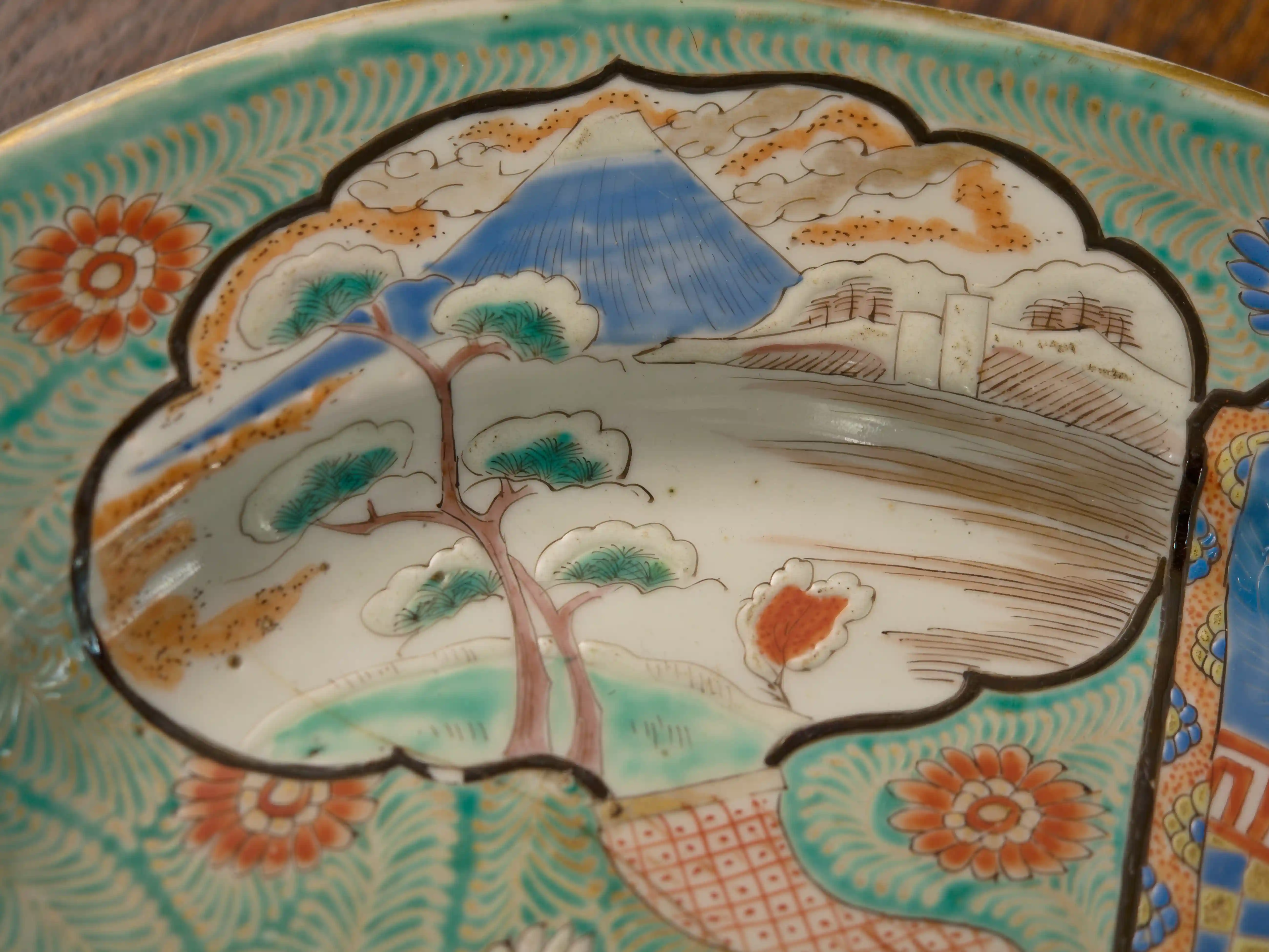 Japonský ručně malovaný porcelánový talíř, Kutani / Imari styl, období Meidži