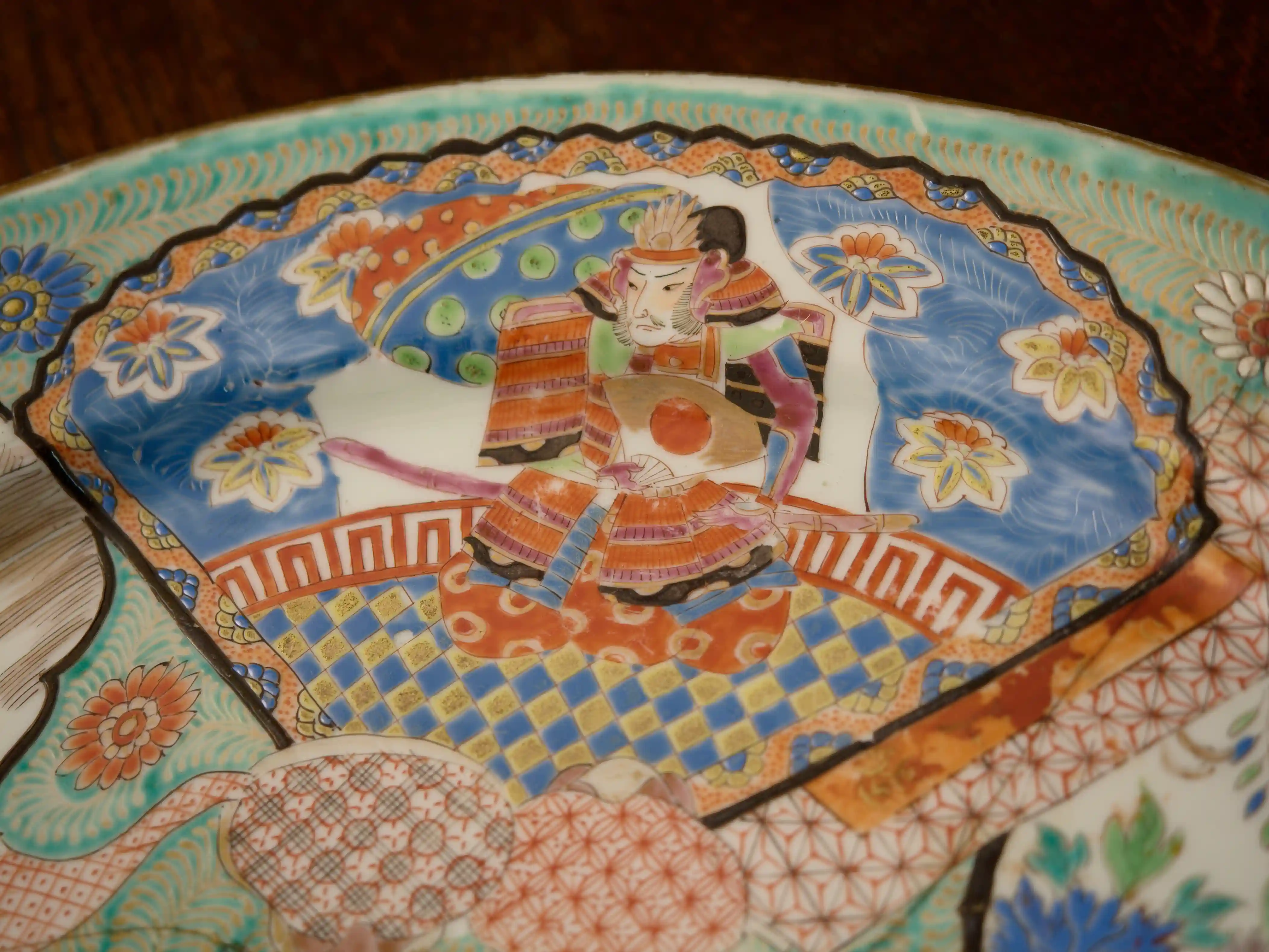 Japonský ručně malovaný porcelánový talíř, Kutani / Imari styl, období Meidži