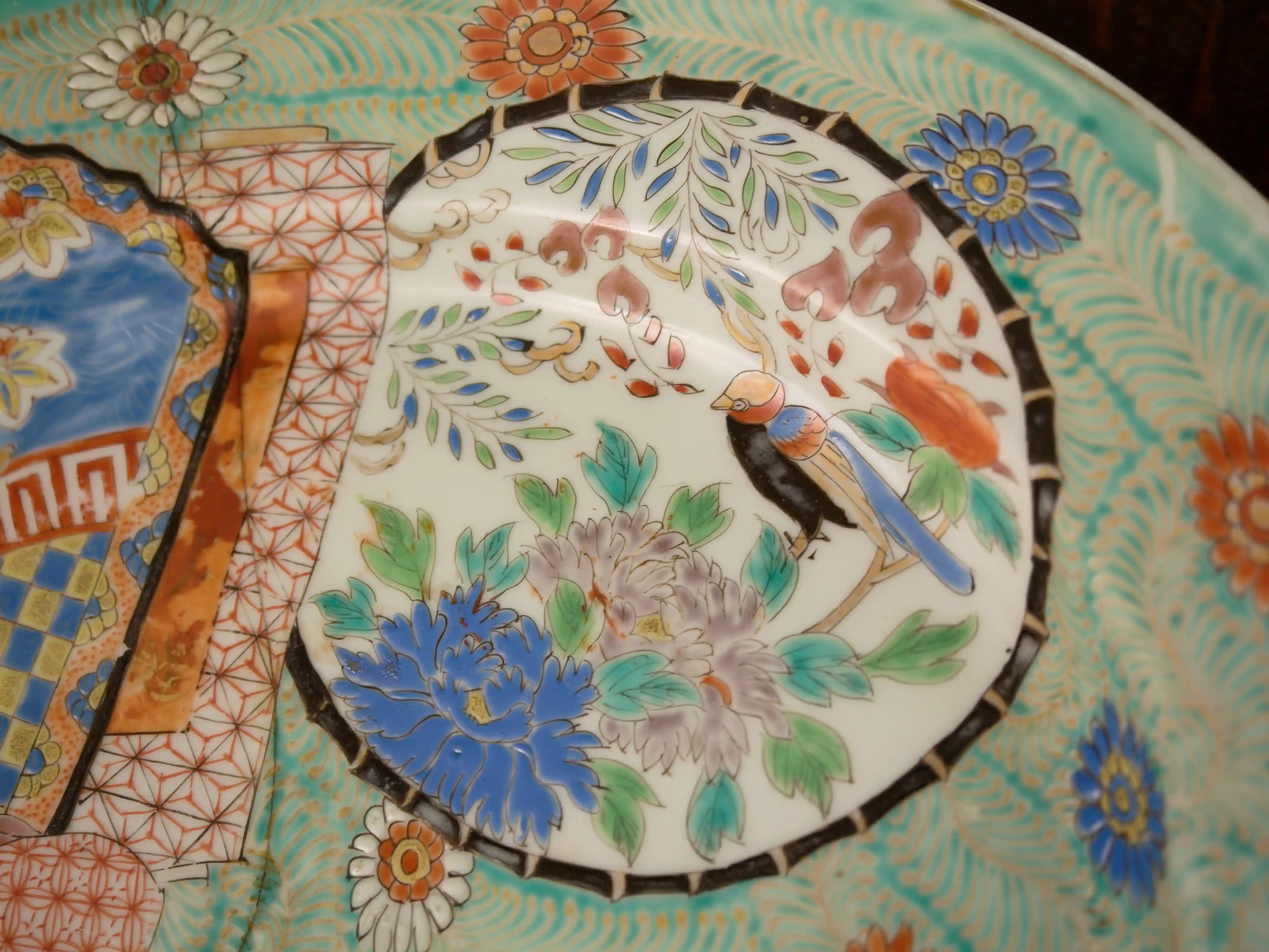 Japonský ručně malovaný porcelánový talíř, Kutani / Imari styl, období Meidži