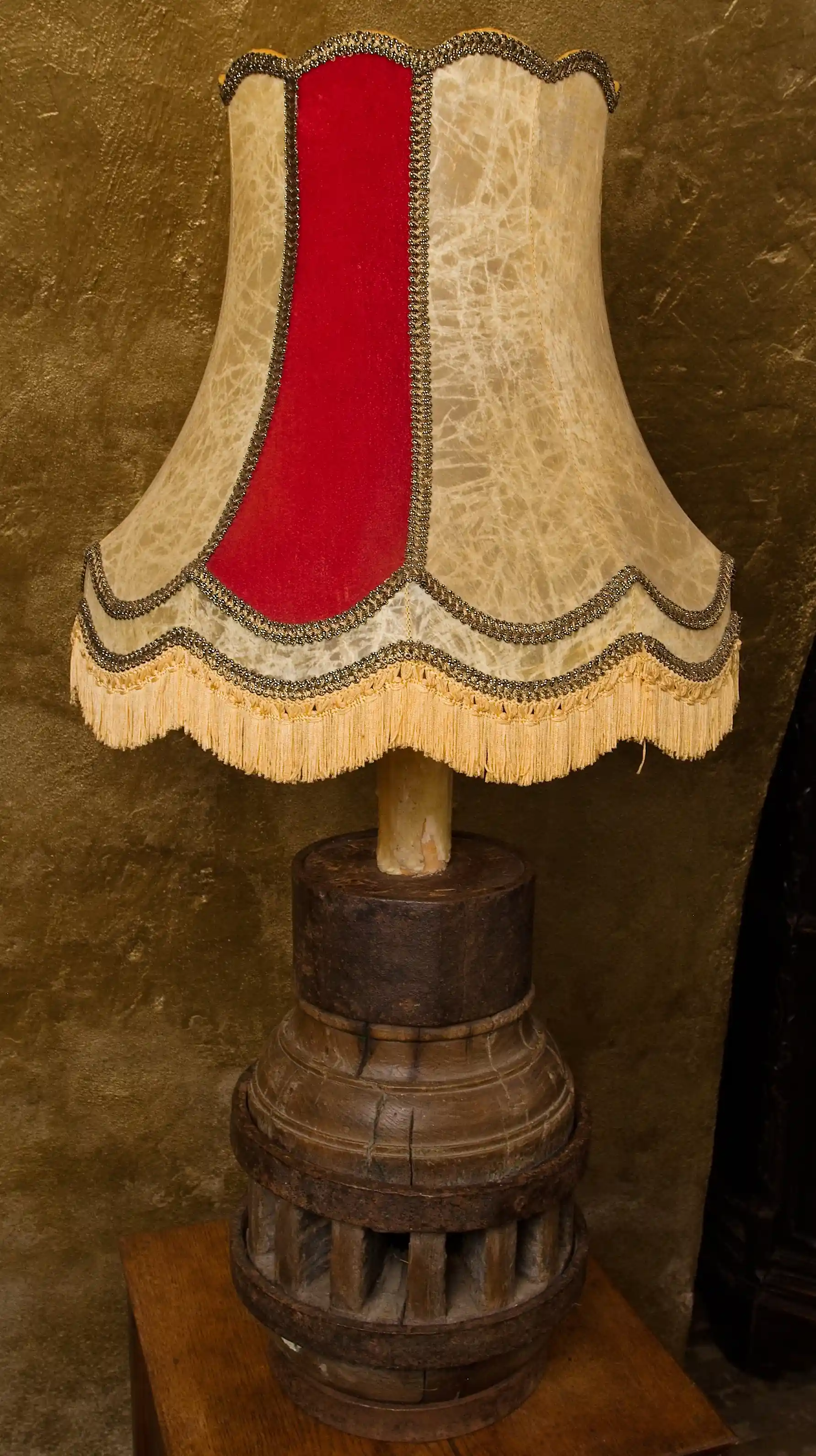 Starožitná lampa z náboje dřevěného loukoťového kola