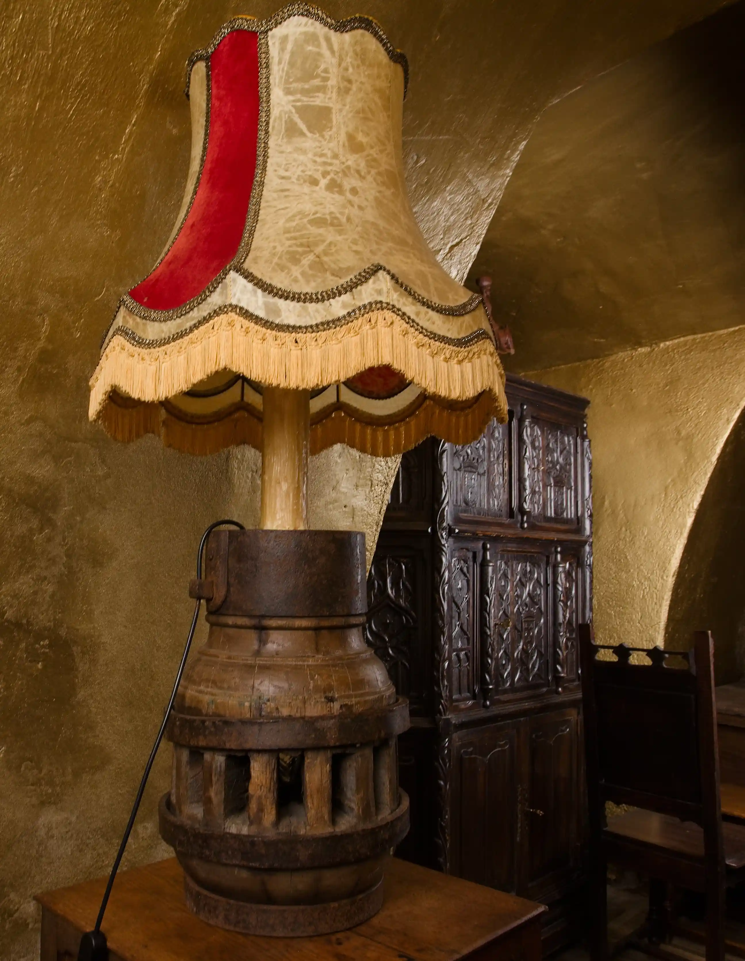 Starožitná lampa z náboje dřevěného loukoťového kola