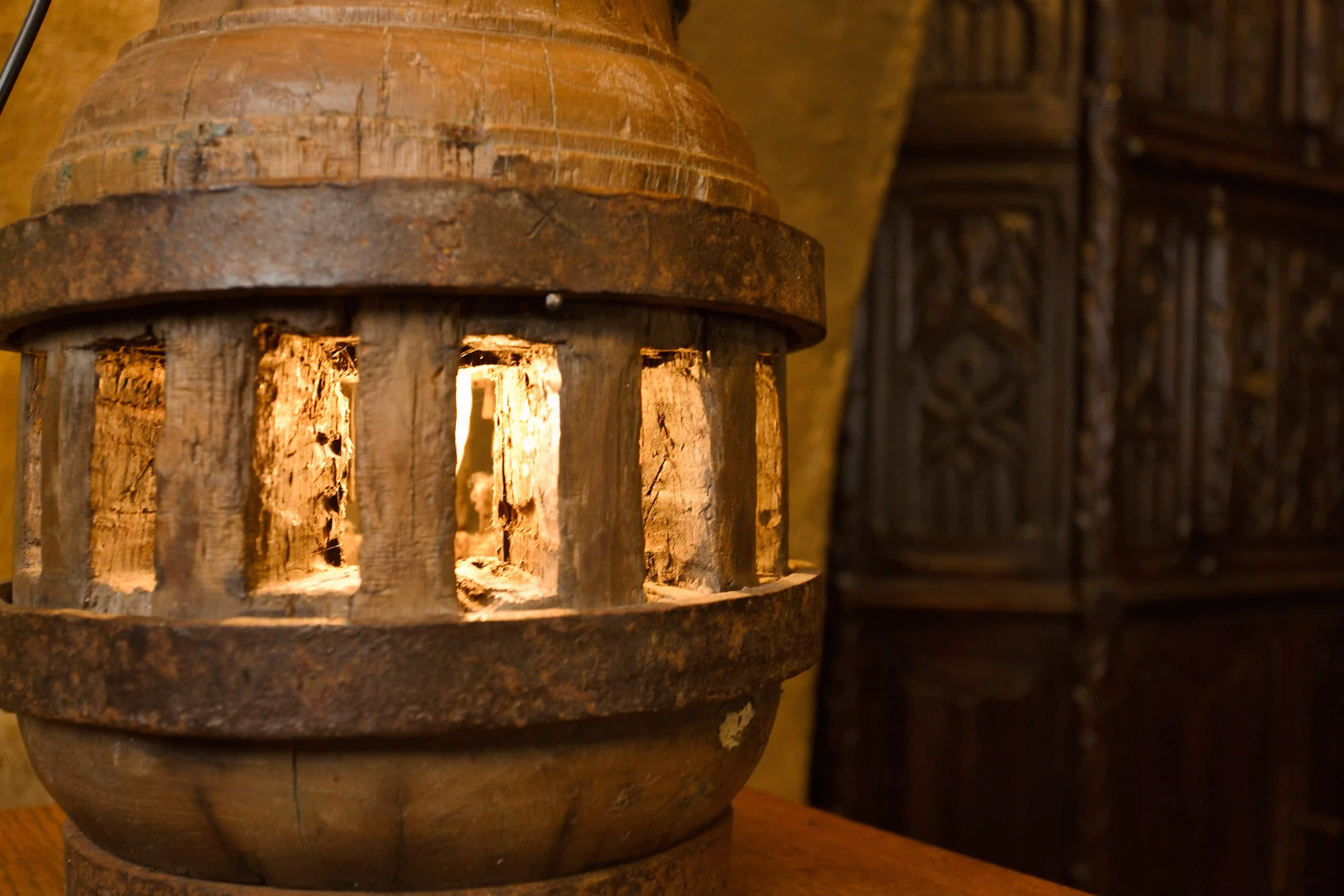 Starožitná lampa z náboje dřevěného loukoťového kola