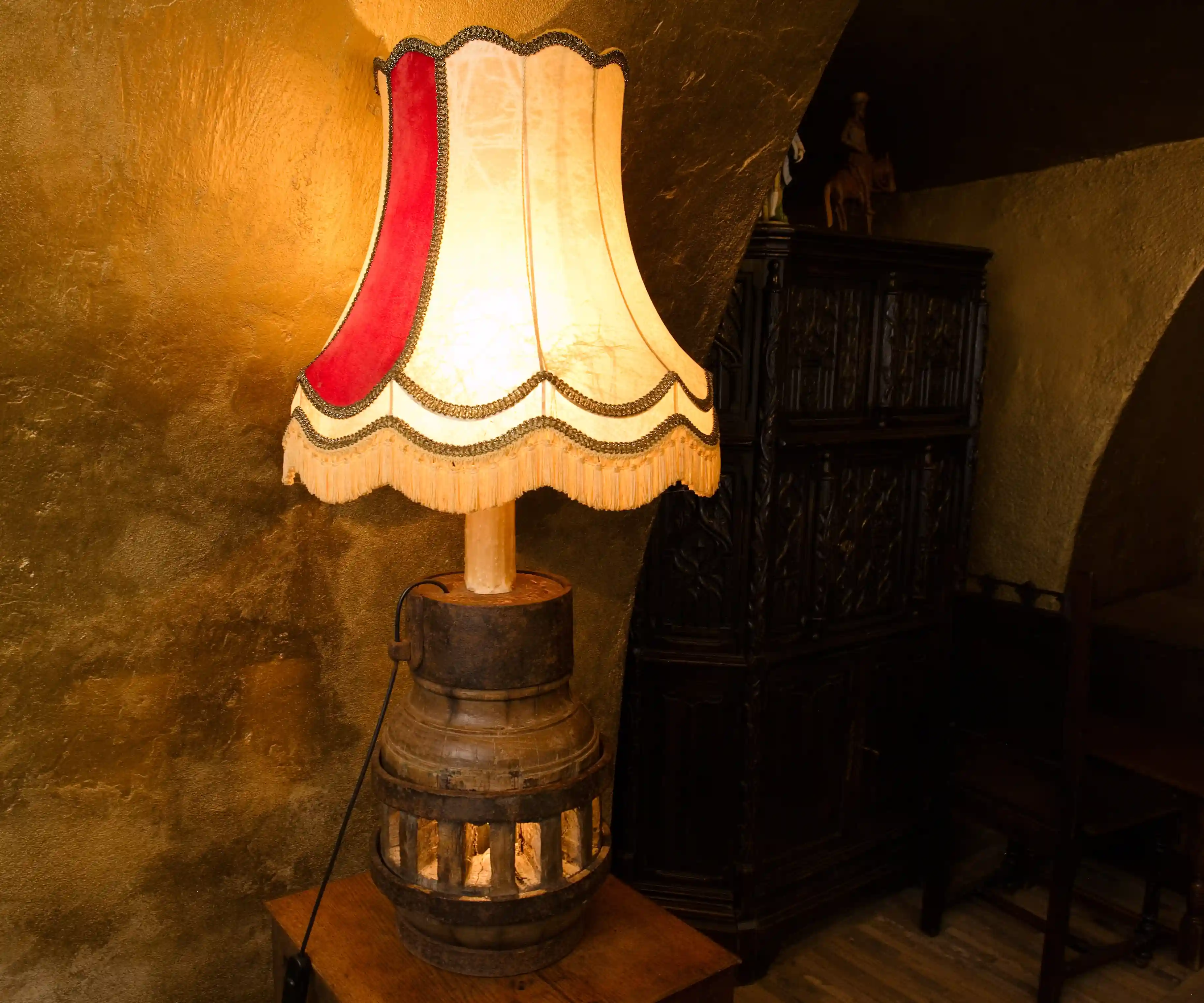 Starožitná lampa z náboje dřevěného loukoťového kola