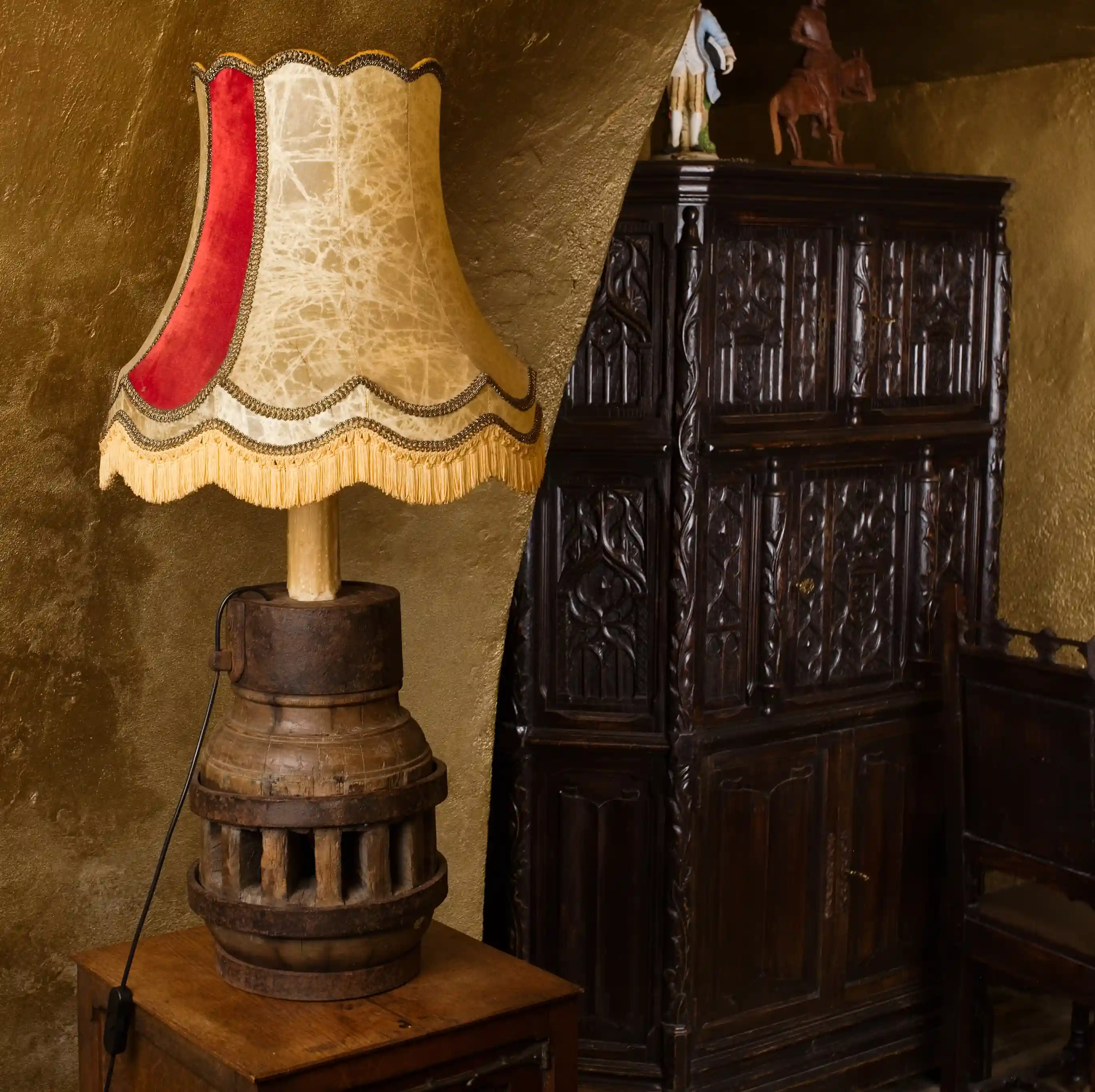 Starožitná lampa z náboje dřevěného loukoťového kola