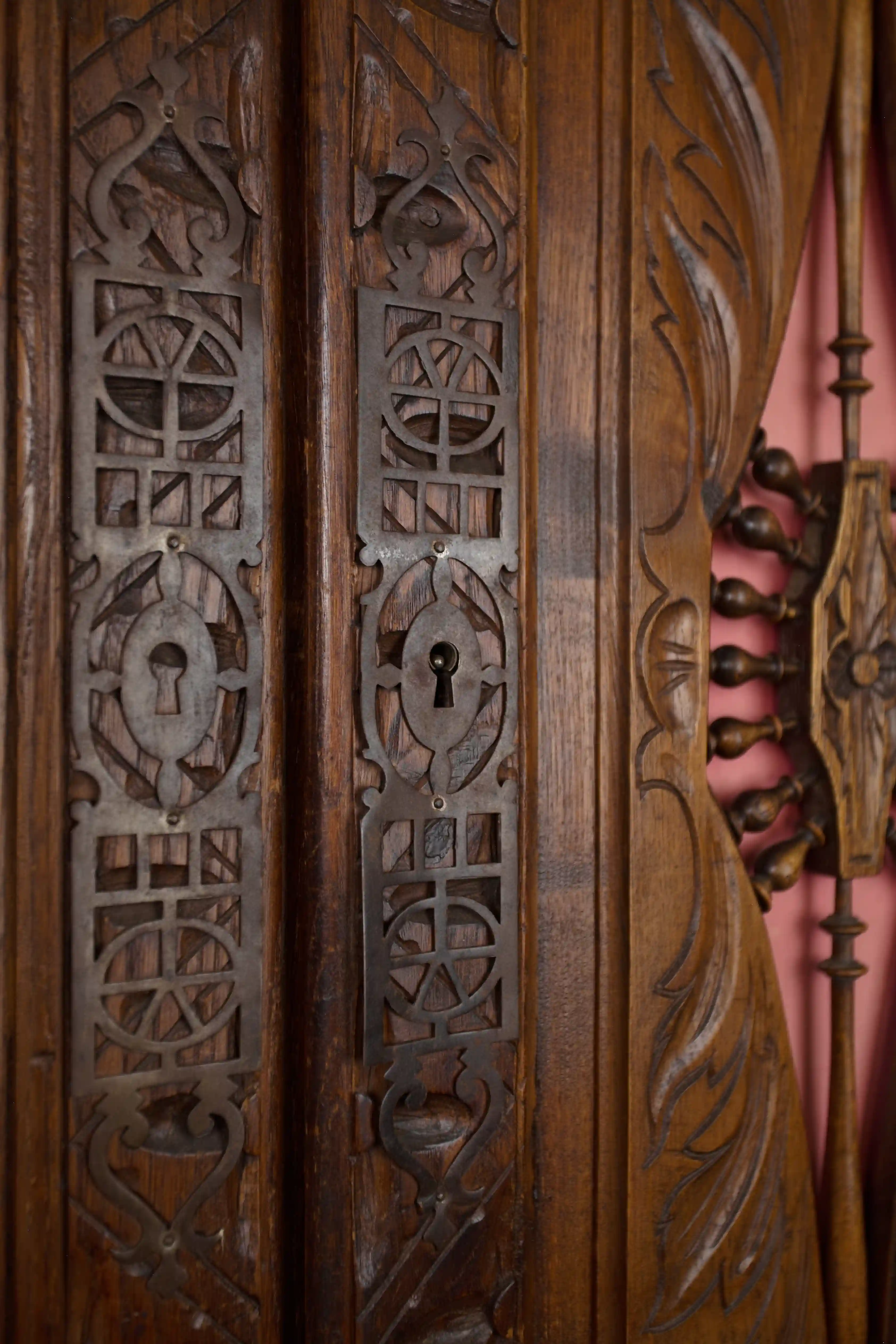 Bretaňská dubová skříň s bohatou řezbou, Francie, kolem roku 1900