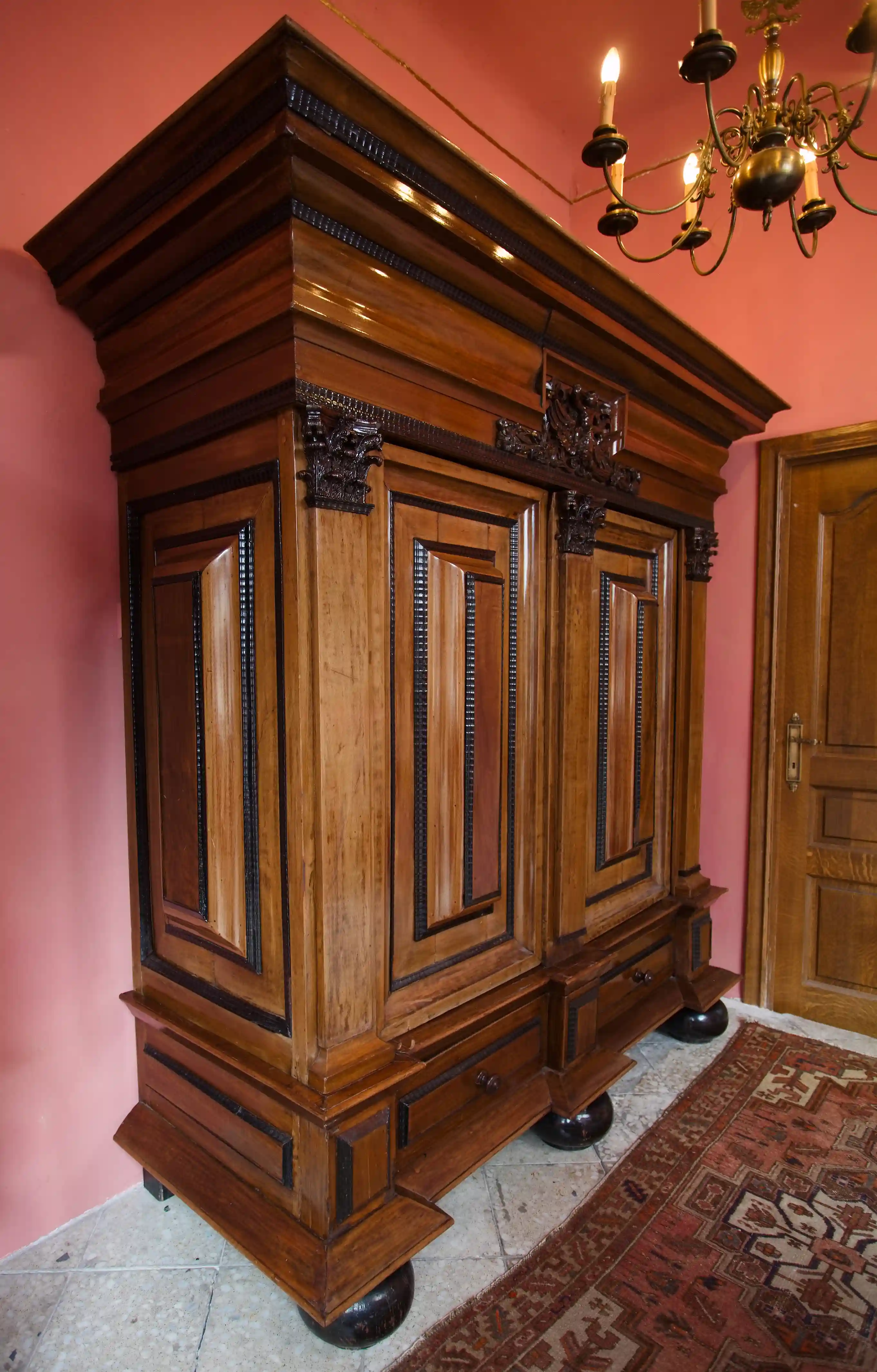 Monumentální barokní polštářová skříň typu kussenkast – konec 17. století, zámecká provenience