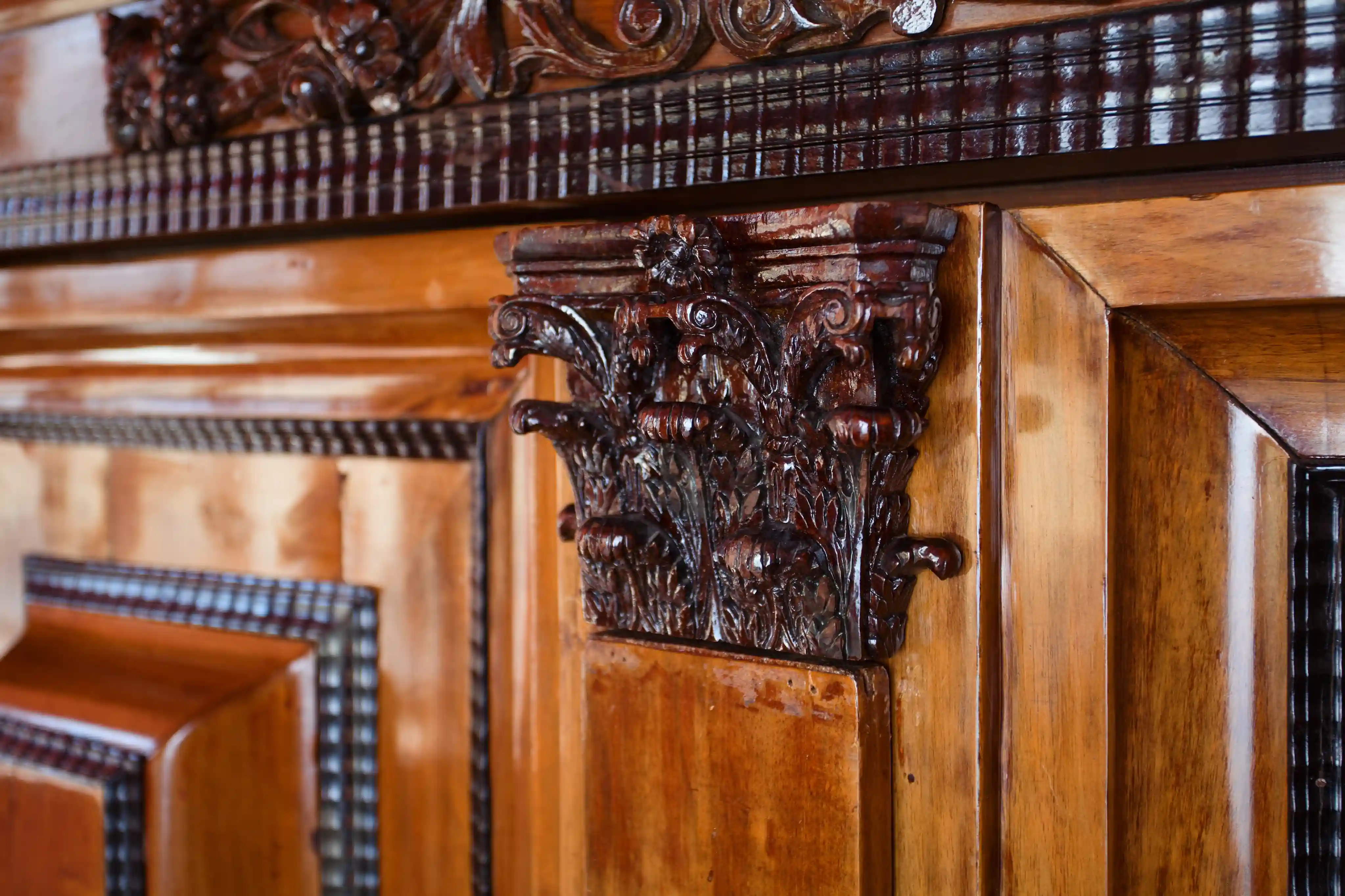 Monumentální barokní polštářová skříň typu kussenkast – konec 17. století, zámecká provenience