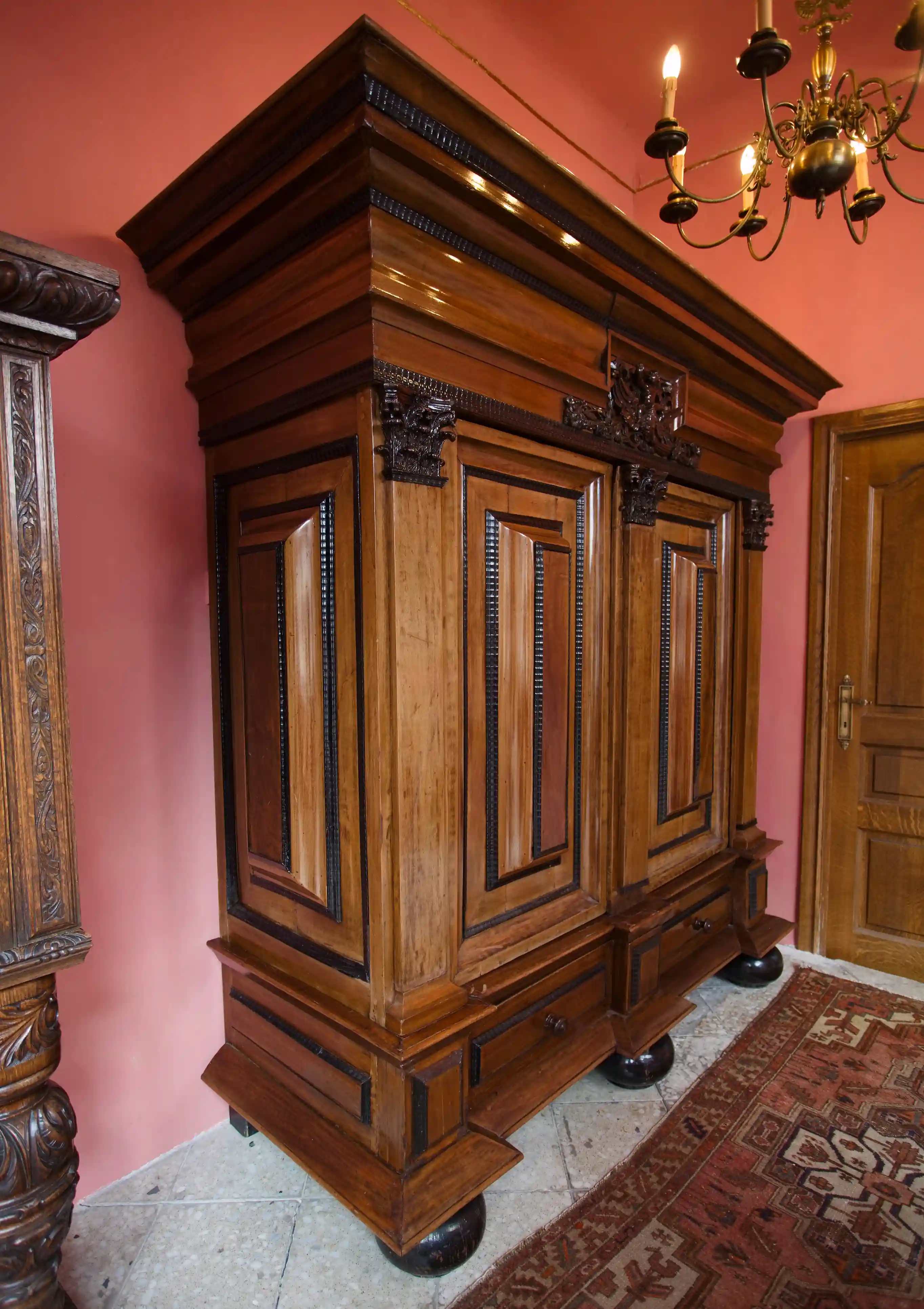 Monumentální barokní polštářová skříň typu kussenkast – konec 17. století, zámecká provenience